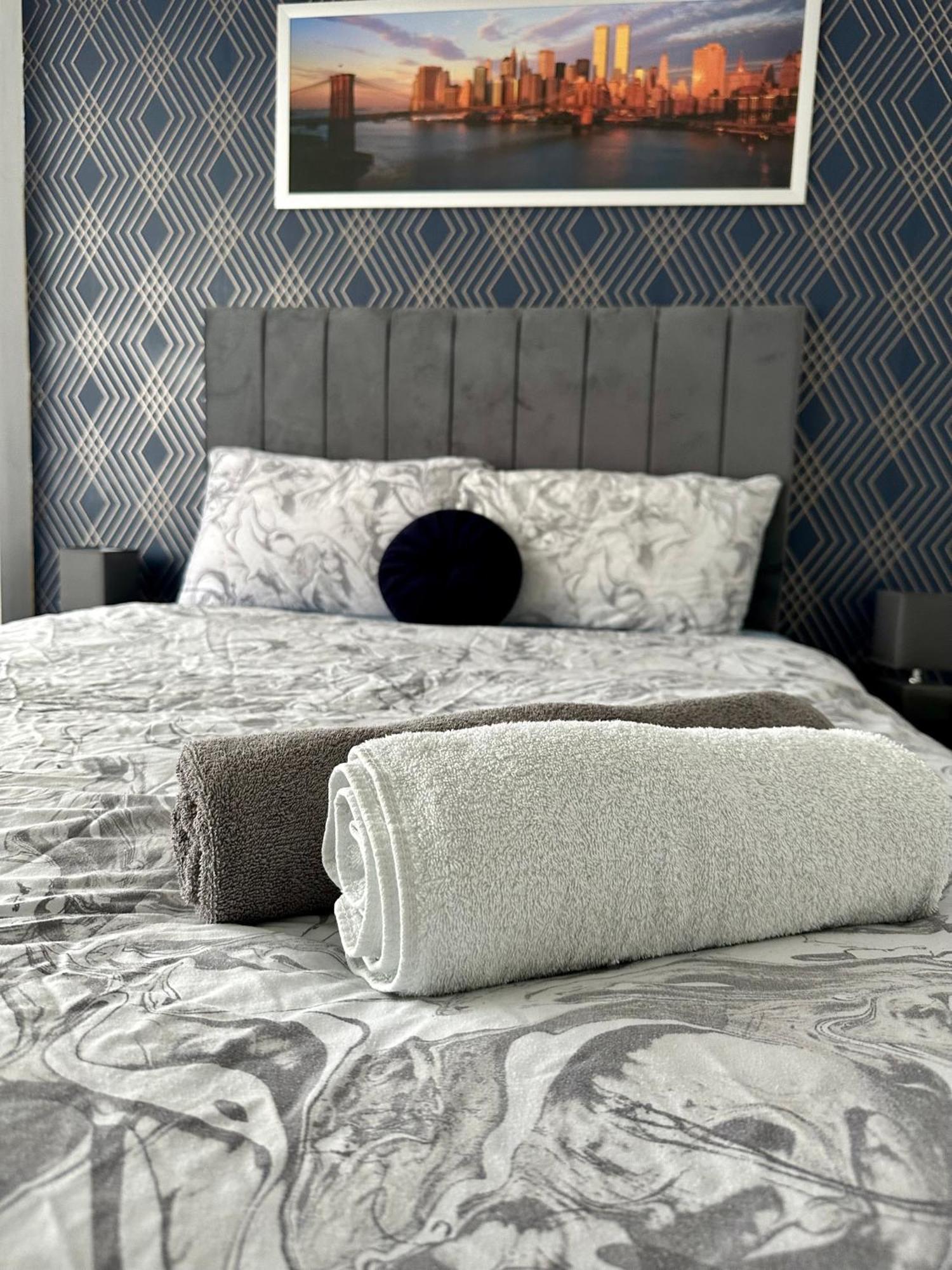 Cosy 3 Bedroom House, Sleeps 7 People In Apartment