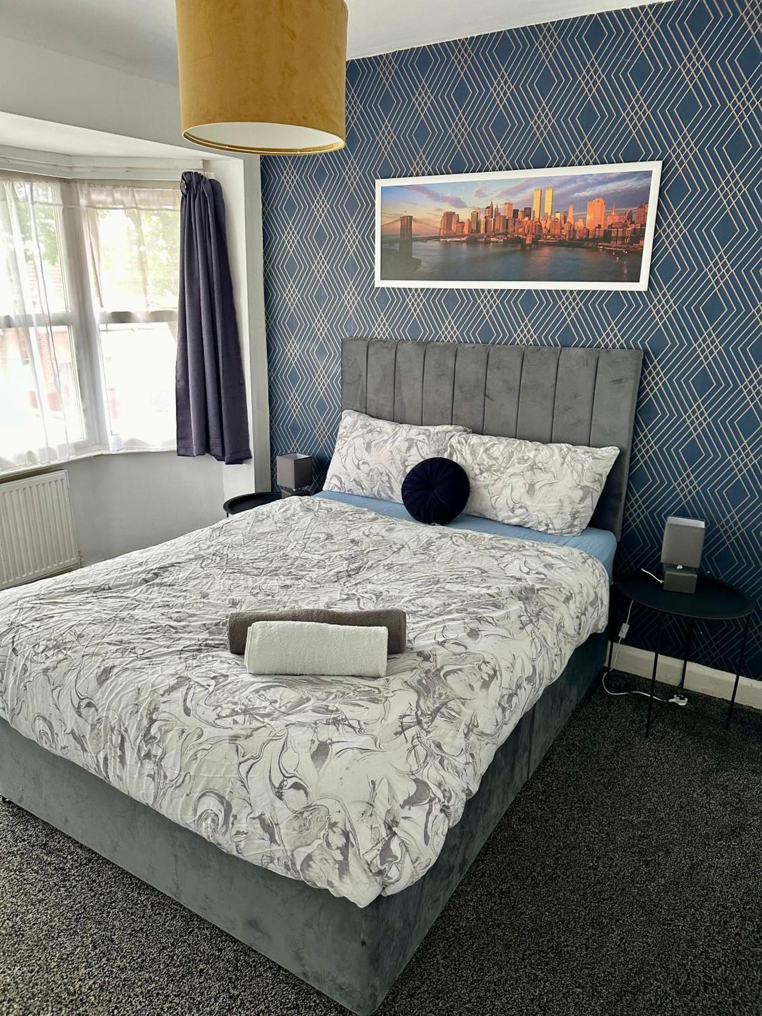 Cosy 3 Bedroom House, Sleeps 7 People In Apartment