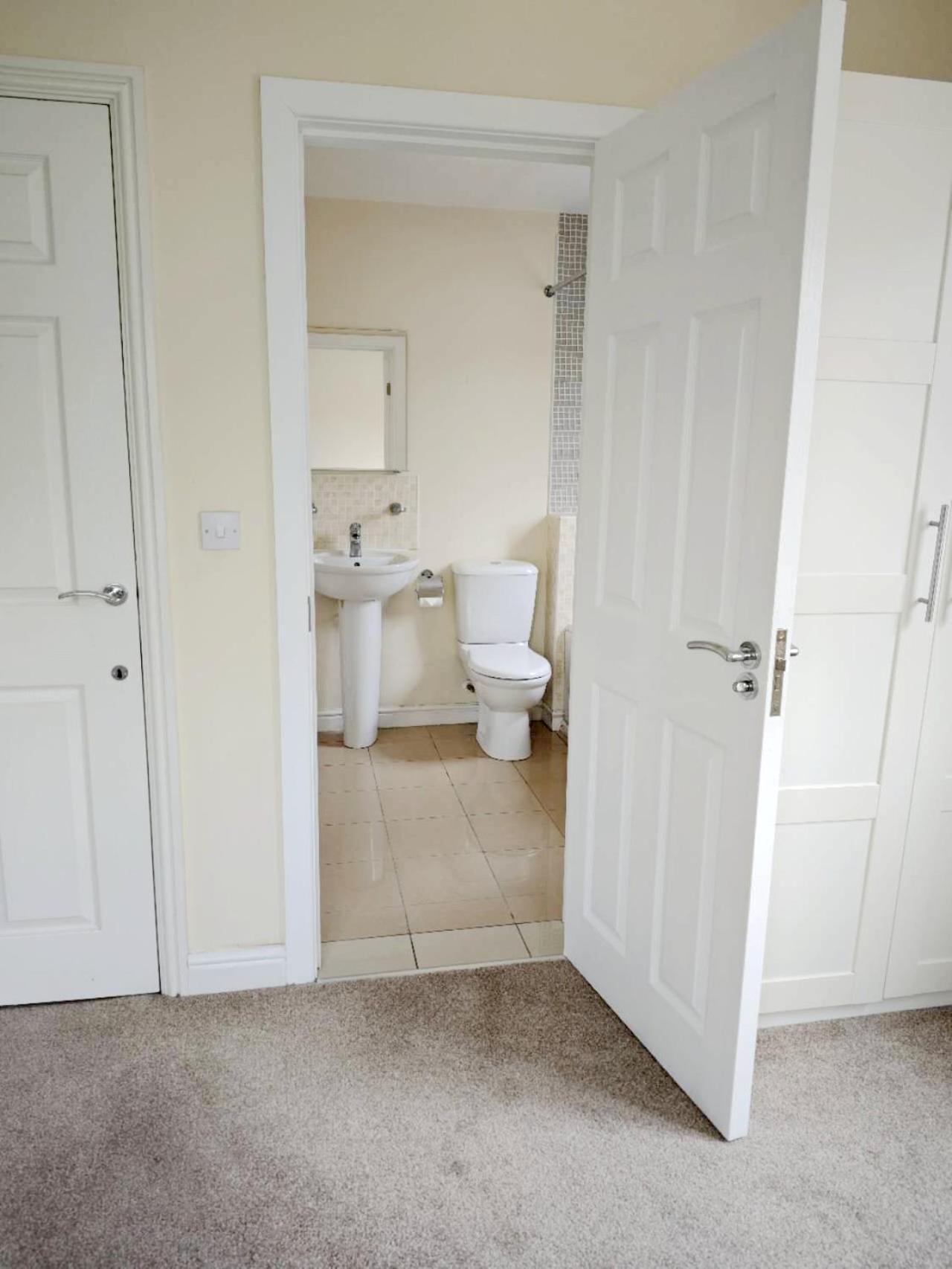 Large En-suite 10mins To Near Center Homestay *