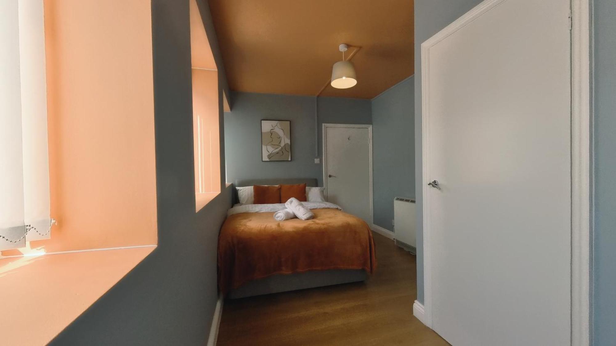 New Colourful & Spacious 2 Bedroom In With Free Wifi, Parking And Keyless Access Apartment *