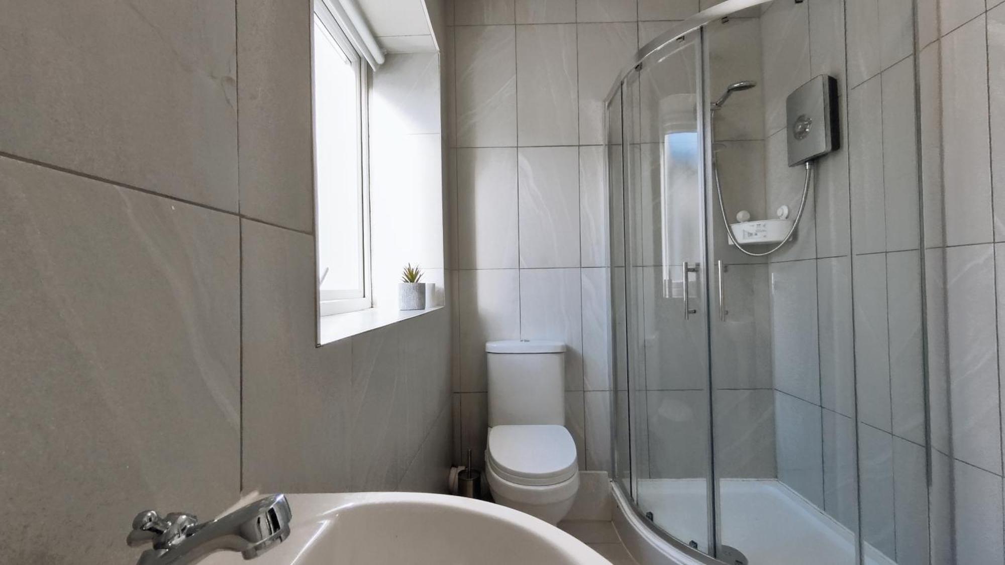Apartment New Colourful & Spacious 2 Bedroom In With Free Wifi, Parking And Keyless Access *