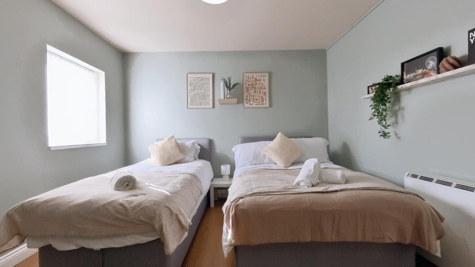 New Colourful & Spacious 2 Bedroom In With Free Wifi, Parking And Keyless Access Apartment Birmingham