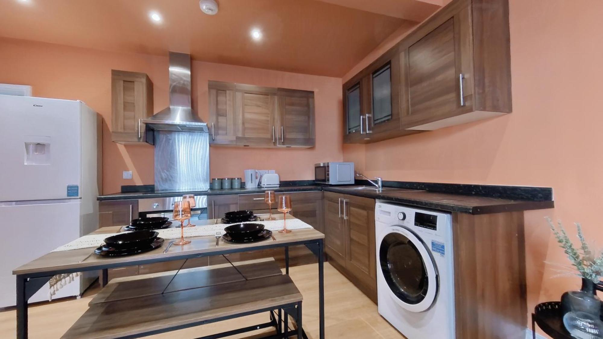 New Colourful & Spacious 2 Bedroom In With Free Wifi, Parking And Keyless Access Birmingham