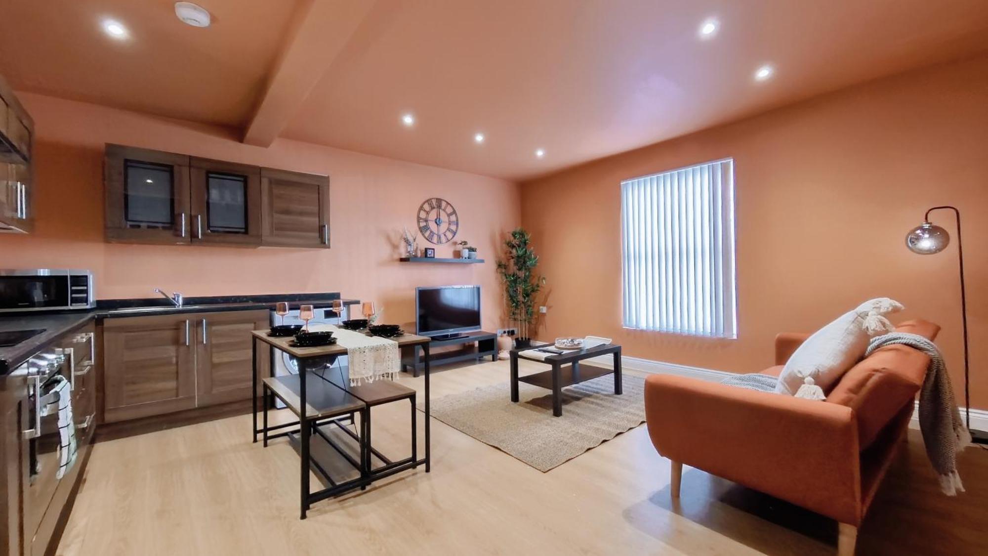 New Colourful & Spacious 2 Bedroom In With Free Wifi, Parking And Keyless Access