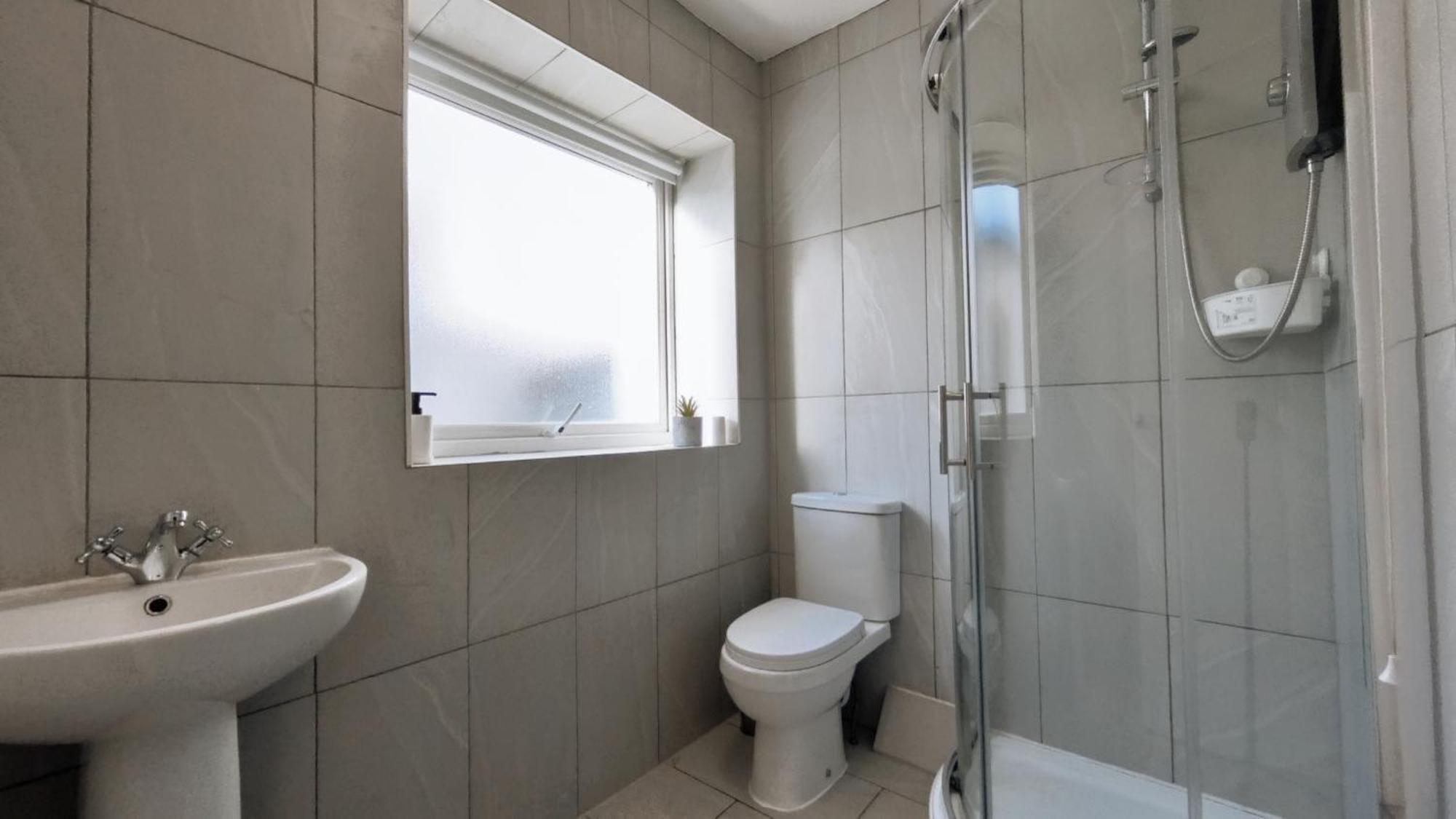 Apartment New Colourful & Spacious 2 Bedroom In With Free Wifi, Parking And Keyless Access Birmingham