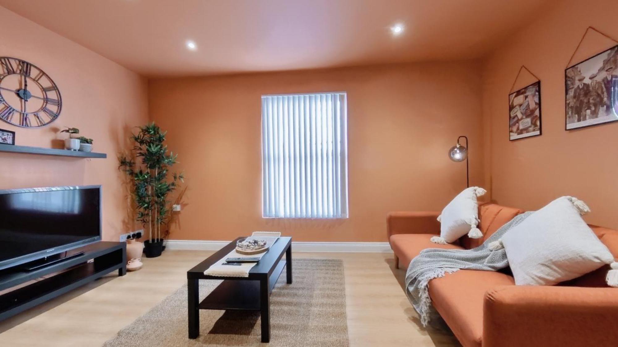 New Colourful & Spacious 2 Bedroom In With Free Wifi, Parking And Keyless Access
