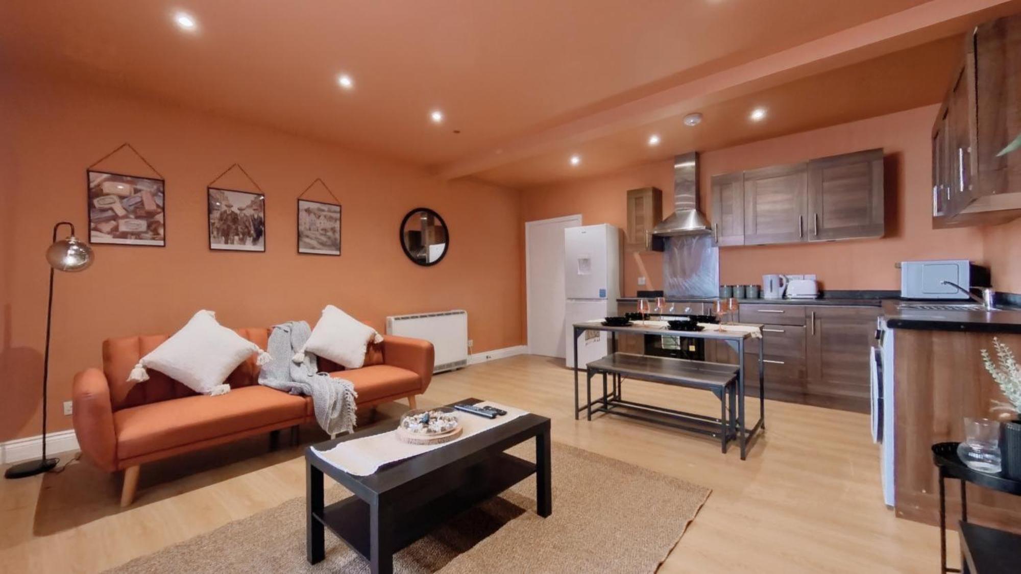 New Colourful & Spacious 2 Bedroom In With Free Wifi, Parking And Keyless Access Apartment
