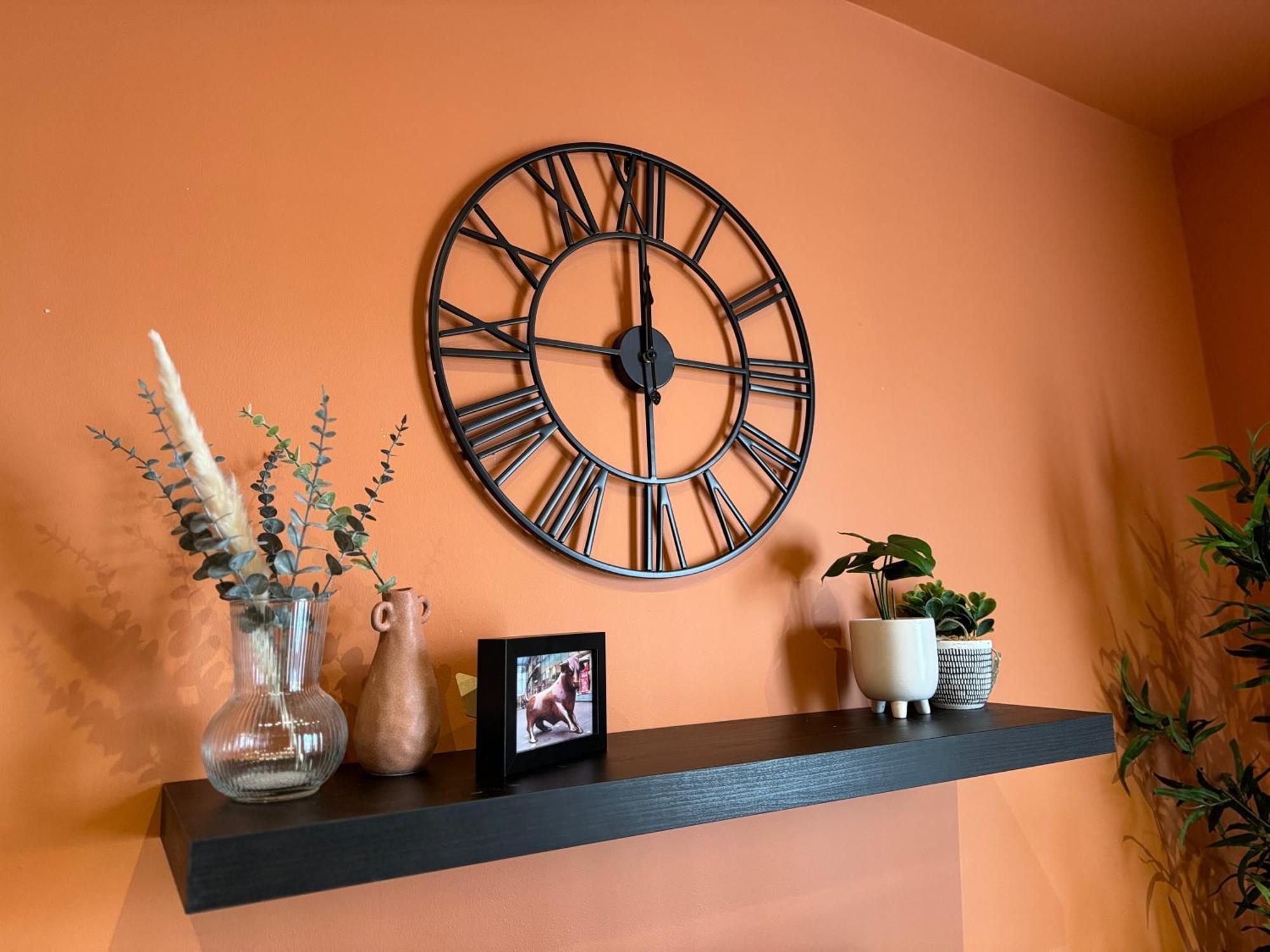 New Colourful & Spacious 2 Bedroom In With Free Wifi, Parking And Keyless Access *