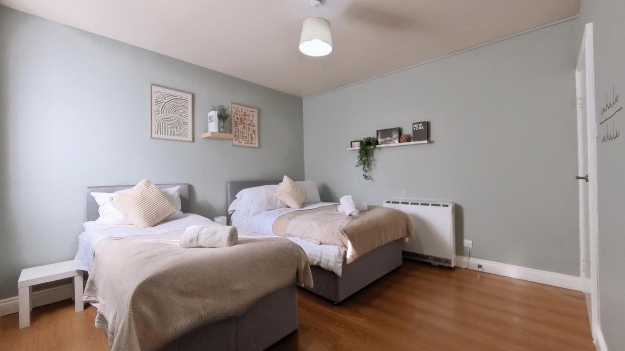 Apartment New Colourful & Spacious 2 Bedroom In With Free Wifi, Parking And Keyless Access