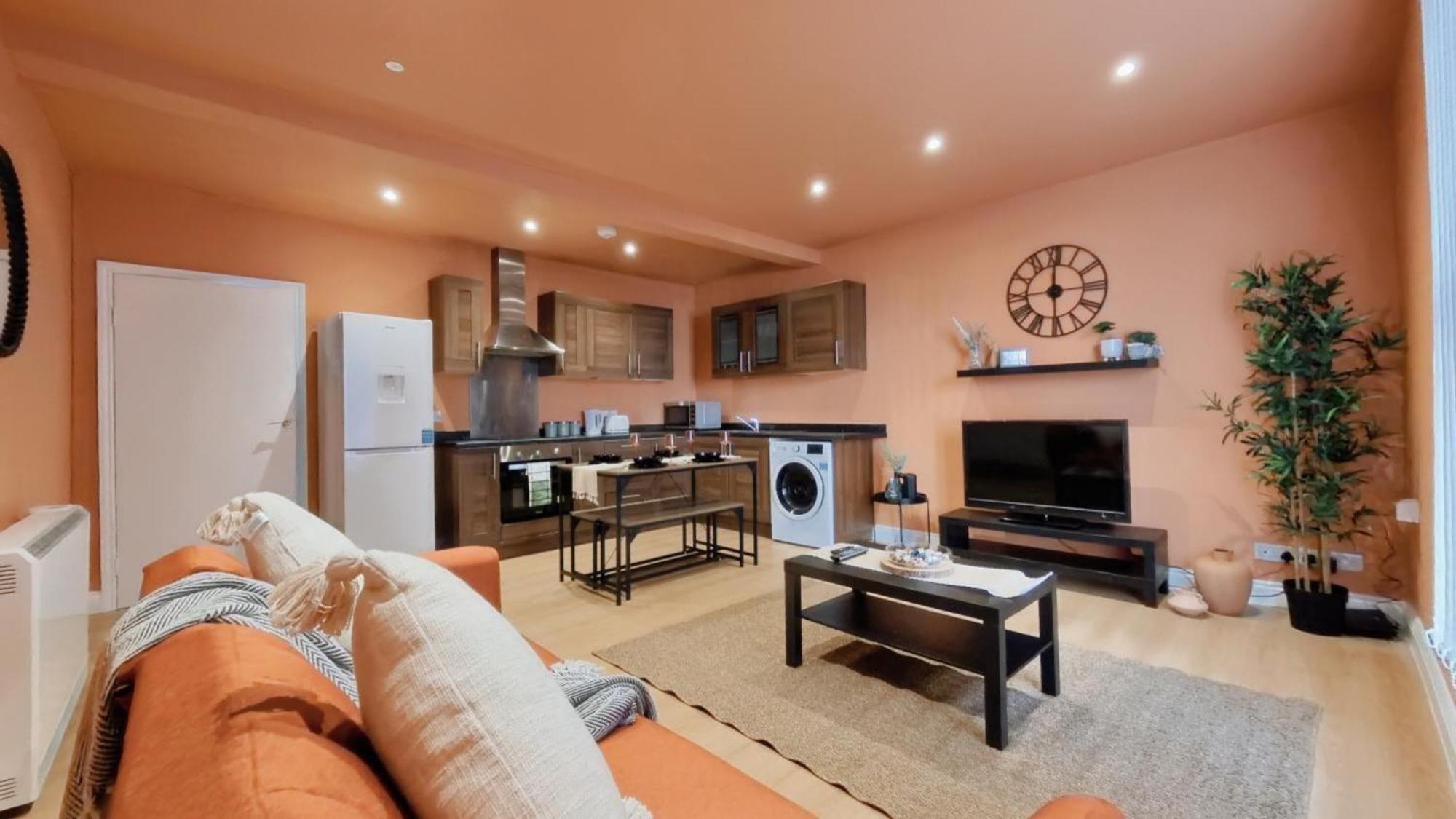 Apartment New Colourful & Spacious 2 Bedroom In With Free Wifi, Parking And Keyless Access *
