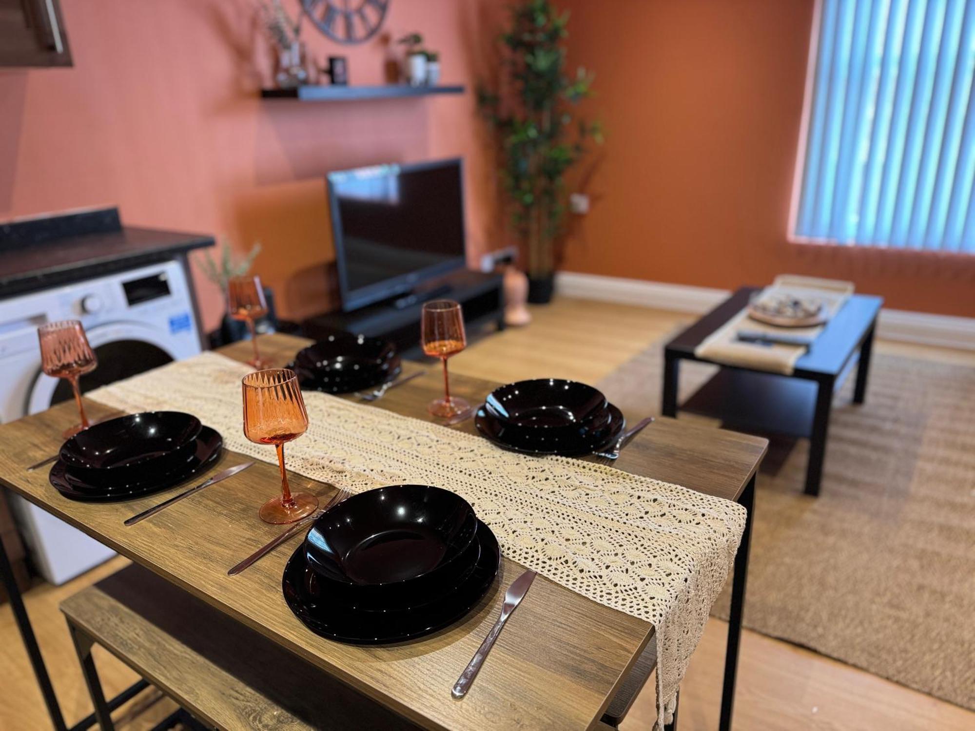 Apartment New Colourful & Spacious 2 Bedroom In With Free Wifi, Parking And Keyless Access