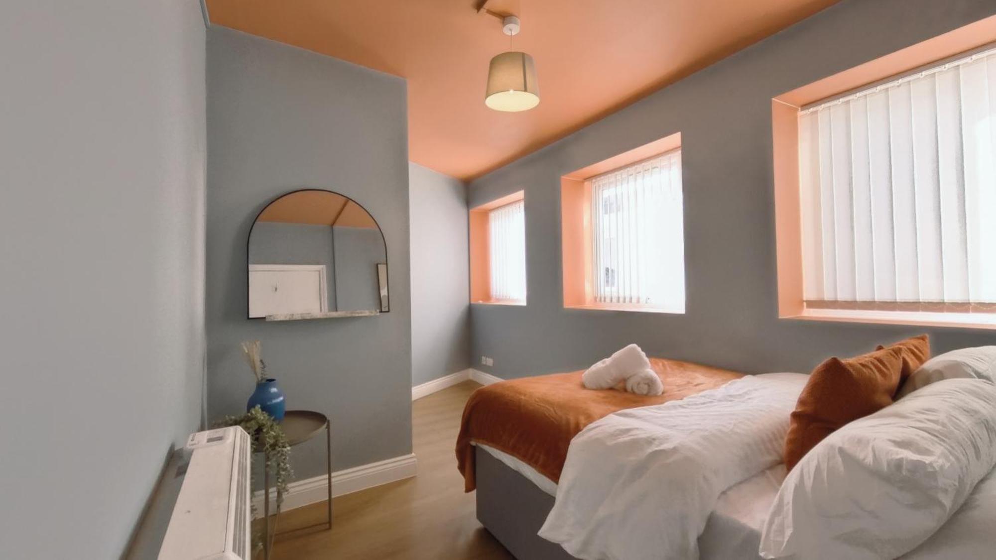 New Colourful & Spacious 2 Bedroom In With Free Wifi, Parking And Keyless Access * Birmingham