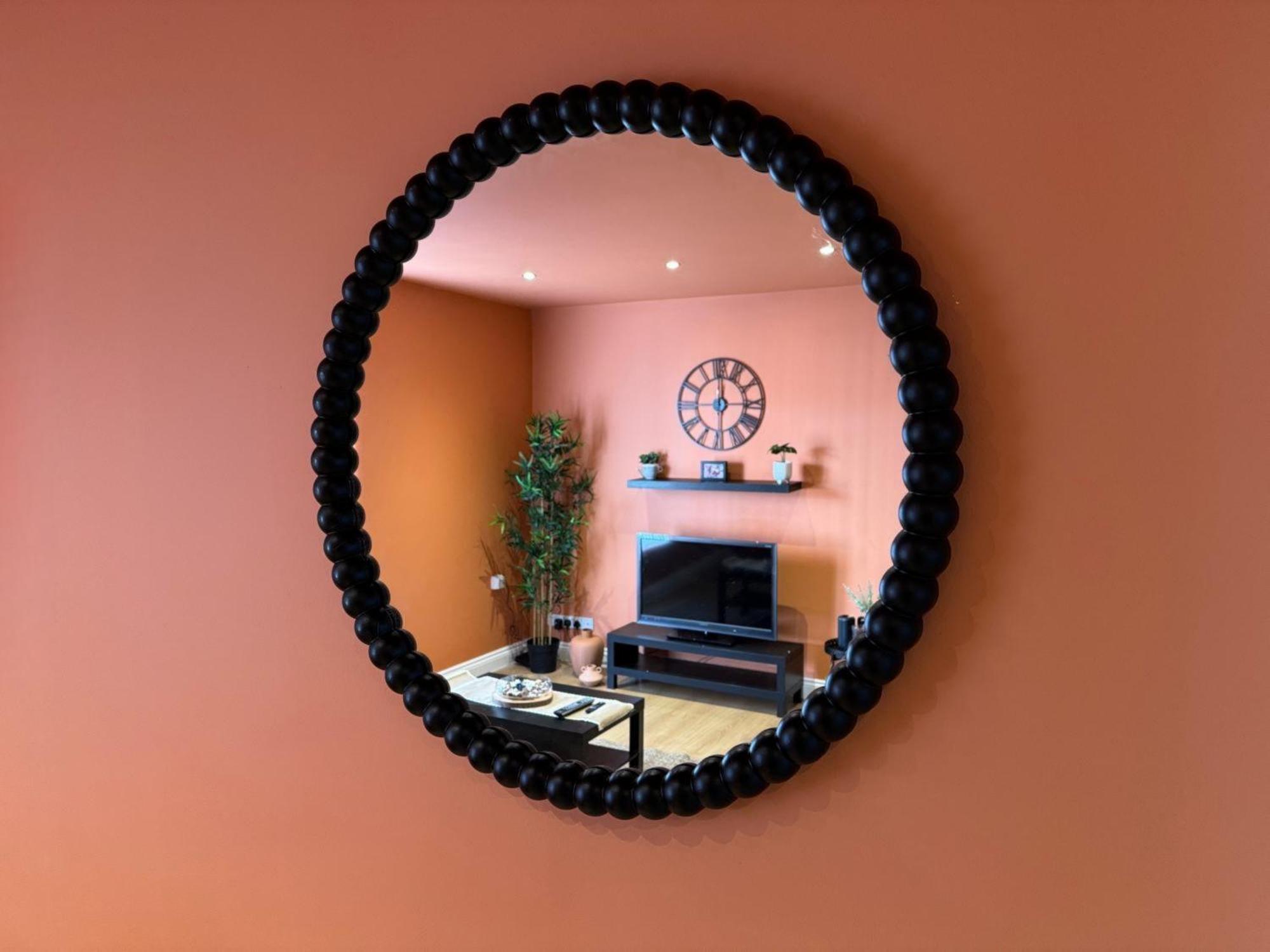 New Colourful & Spacious 2 Bedroom In With Free Wifi, Parking And Keyless Access *