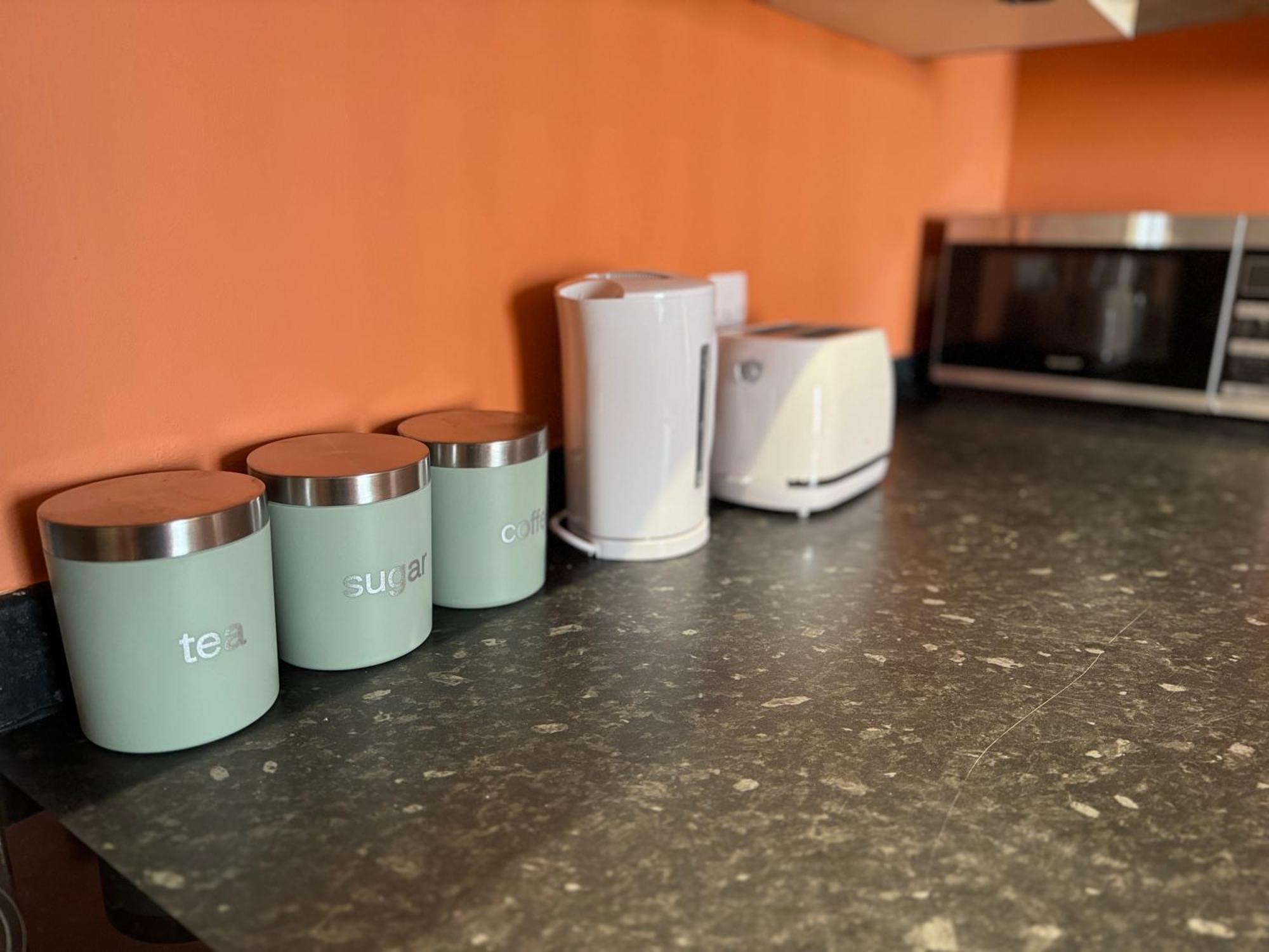 New Colourful & Spacious 2 Bedroom In With Free Wifi, Parking And Keyless Access Birmingham