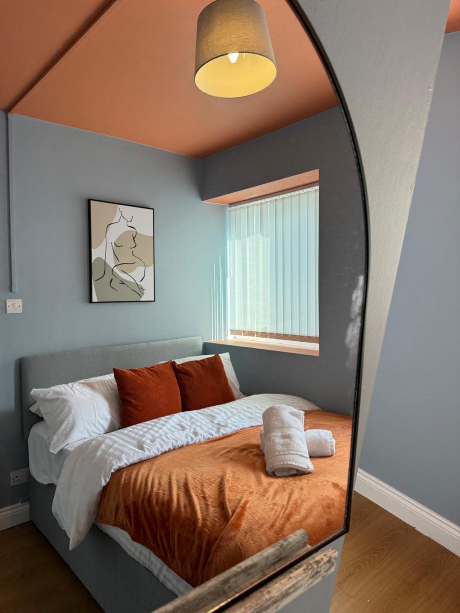 New Colourful & Spacious 2 Bedroom In With Free Wifi, Parking And Keyless Access *