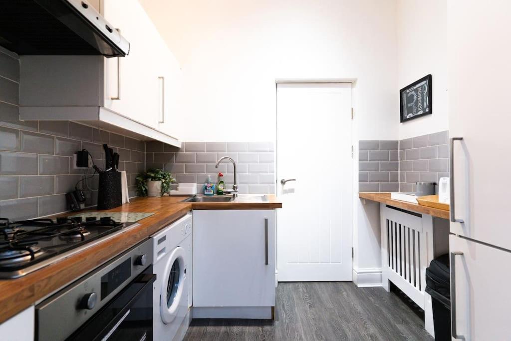 2-bed Luxury With Free Parking Apartment *