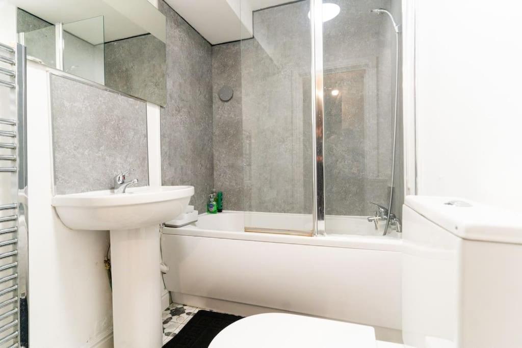2-bed Luxury With Free Parking Apartment *