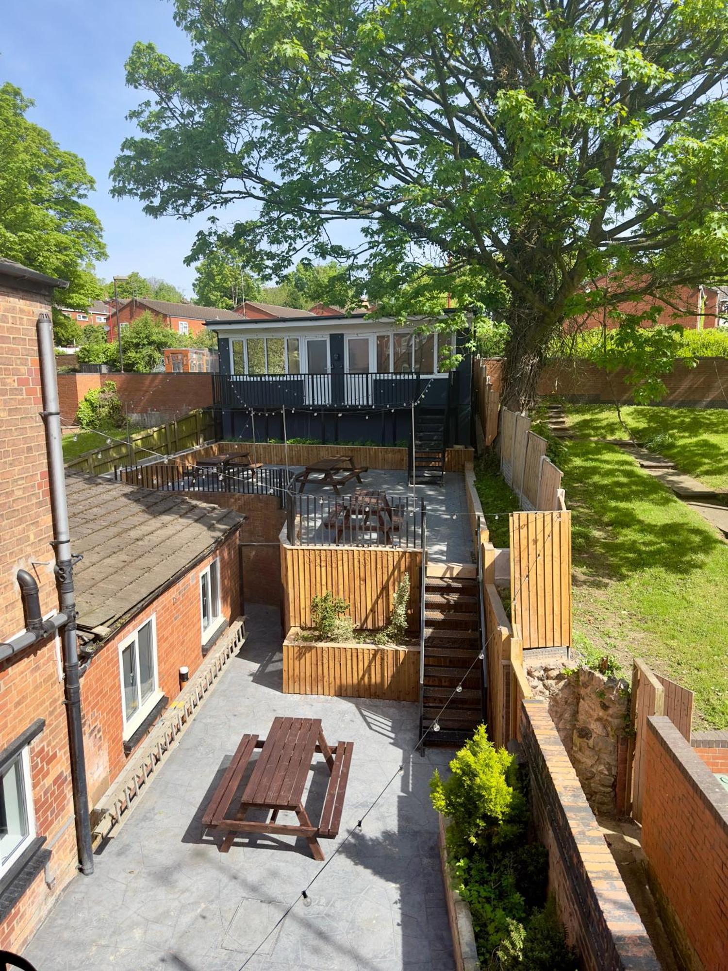 Elegant 5 Bedrooms Split Level *