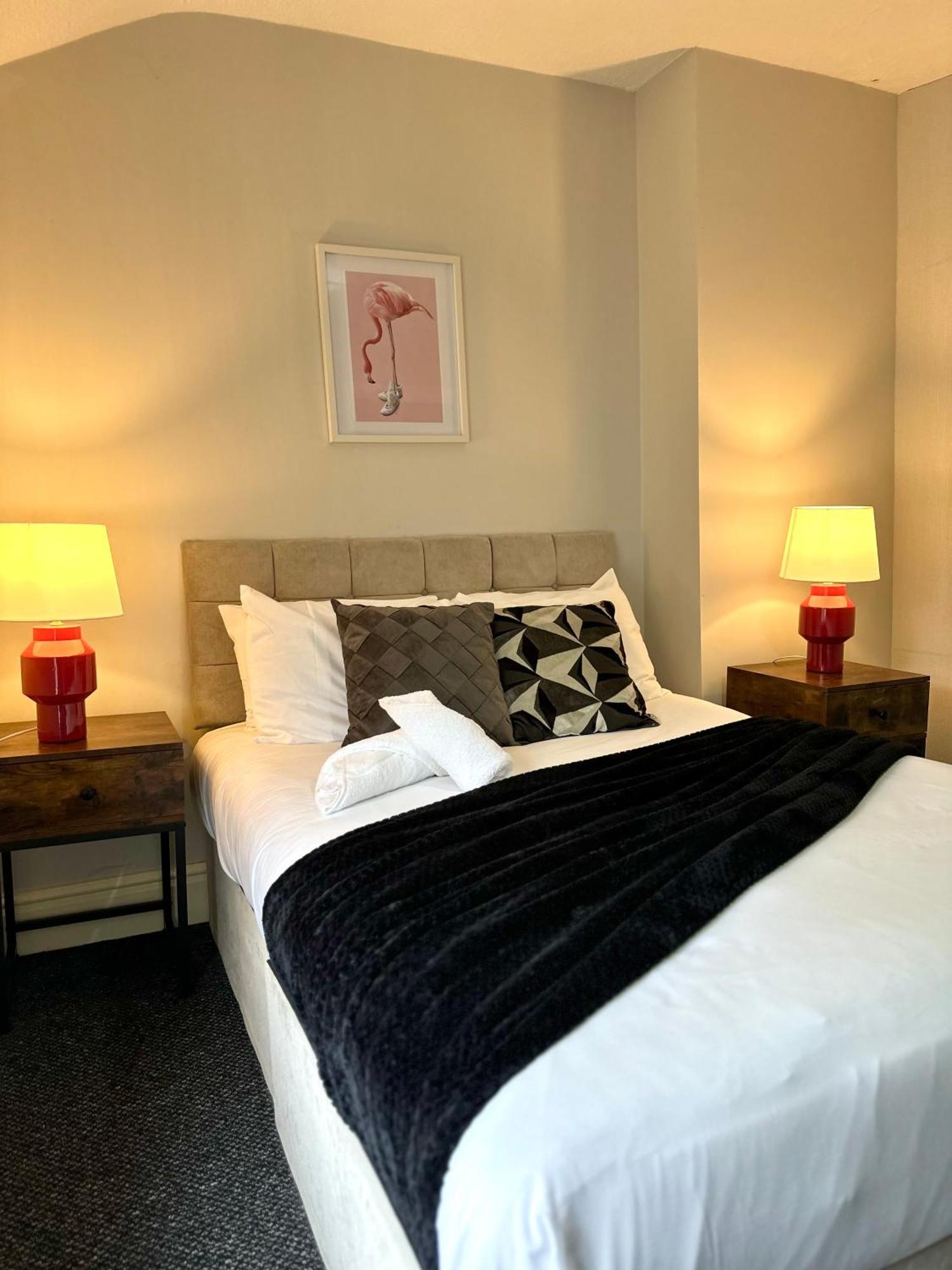 Elegant 5 Bedrooms Split Level Birmingham