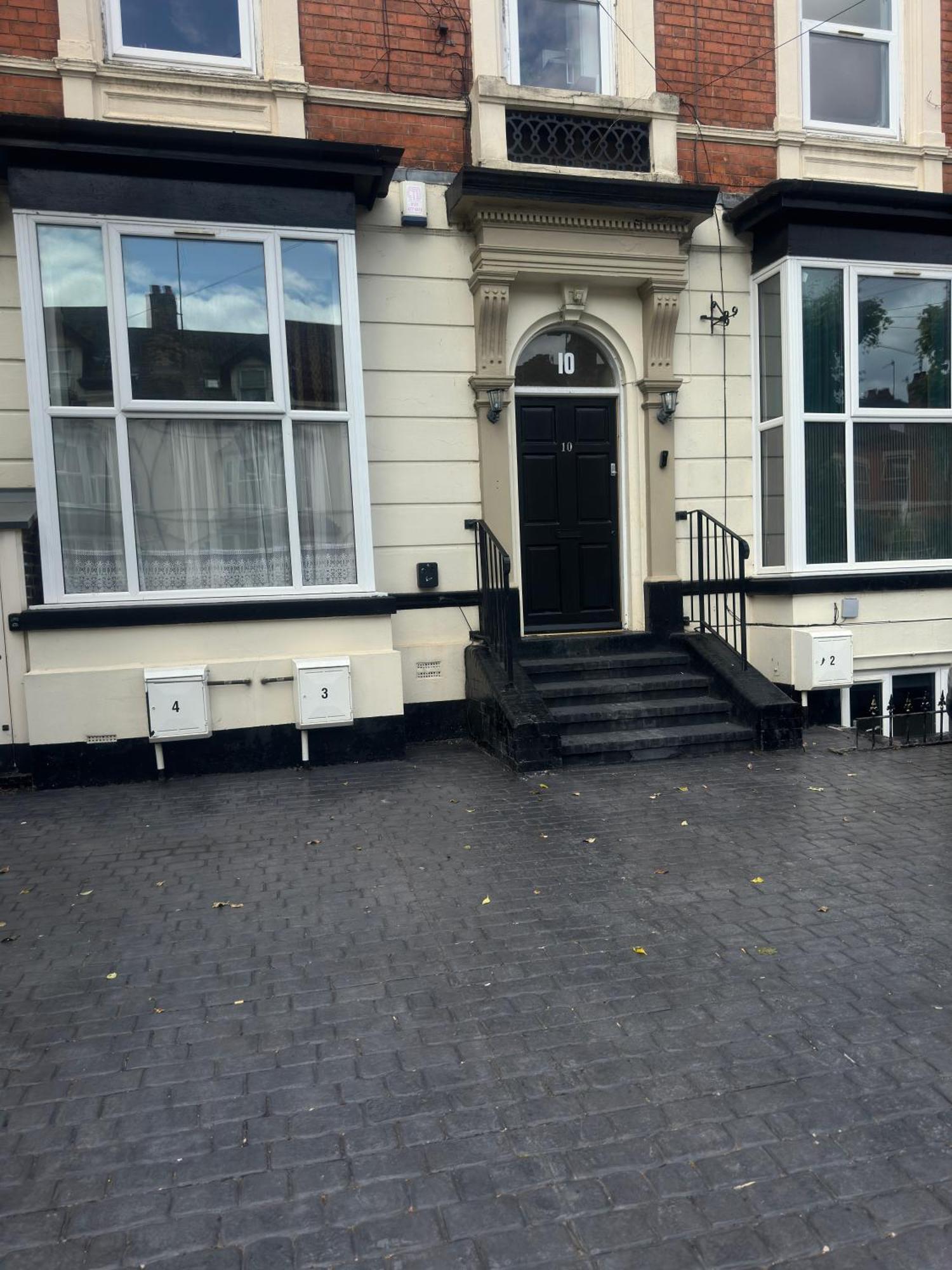 Elegant 5 Bedrooms Split Level Apartment Birmingham