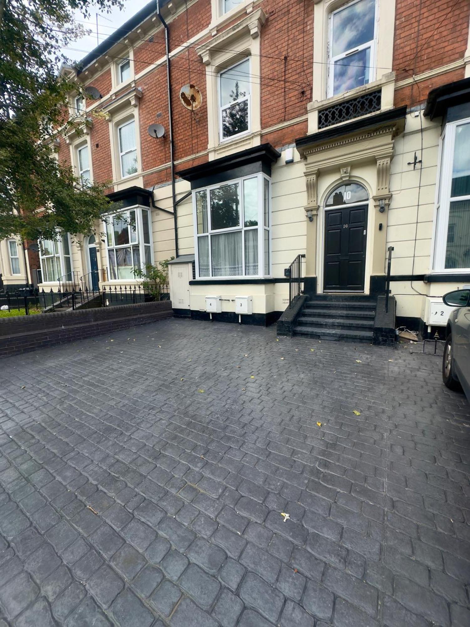 Elegant 5 Bedrooms Split Level Apartment Birmingham