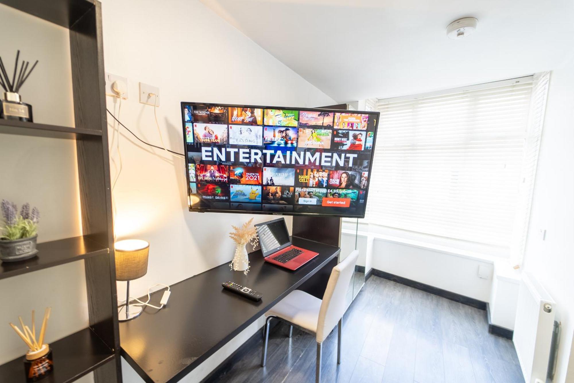 Compact Available Close To Uob And 10mins From The City!