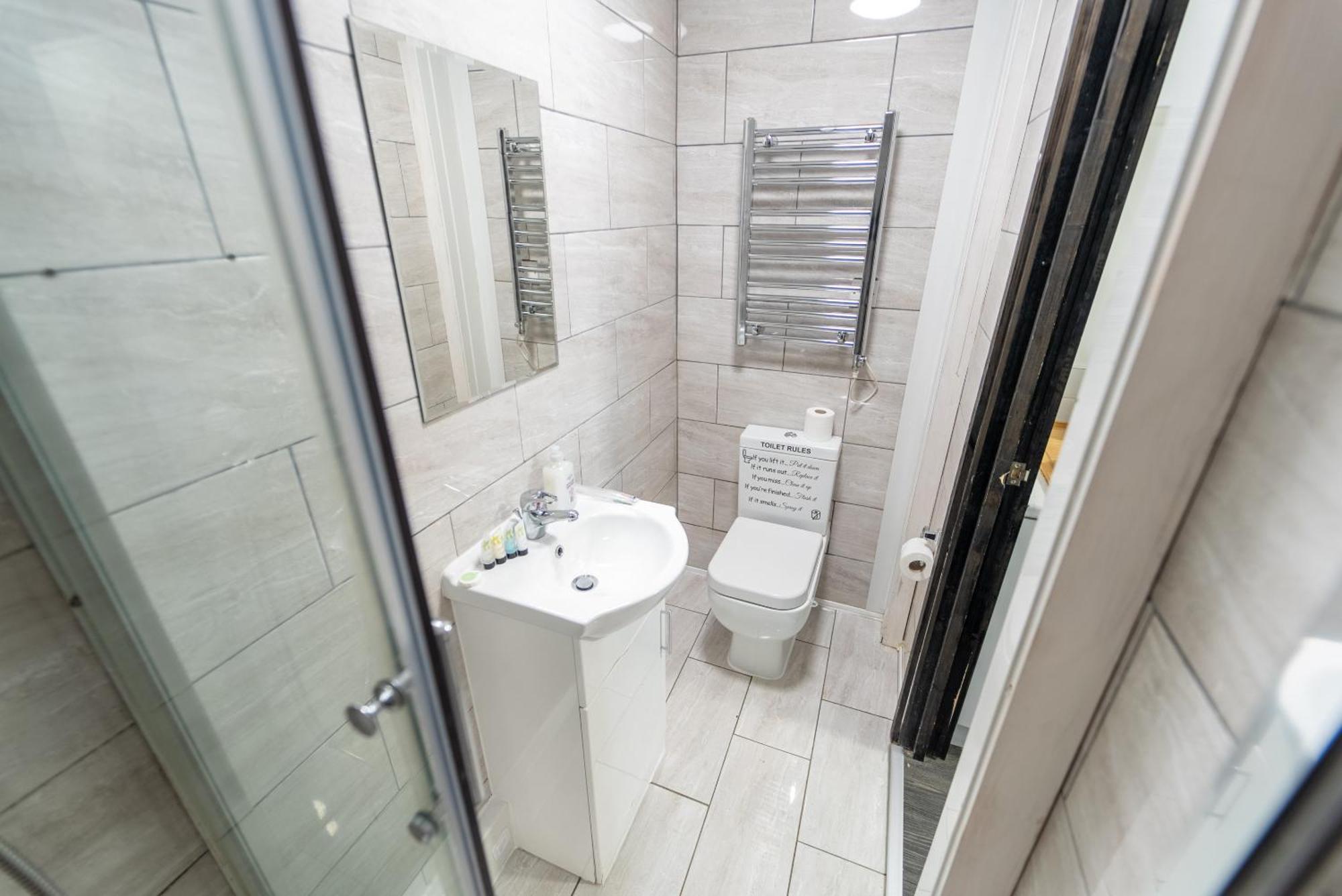 Compact Available Close To Uob And 10mins From The City!