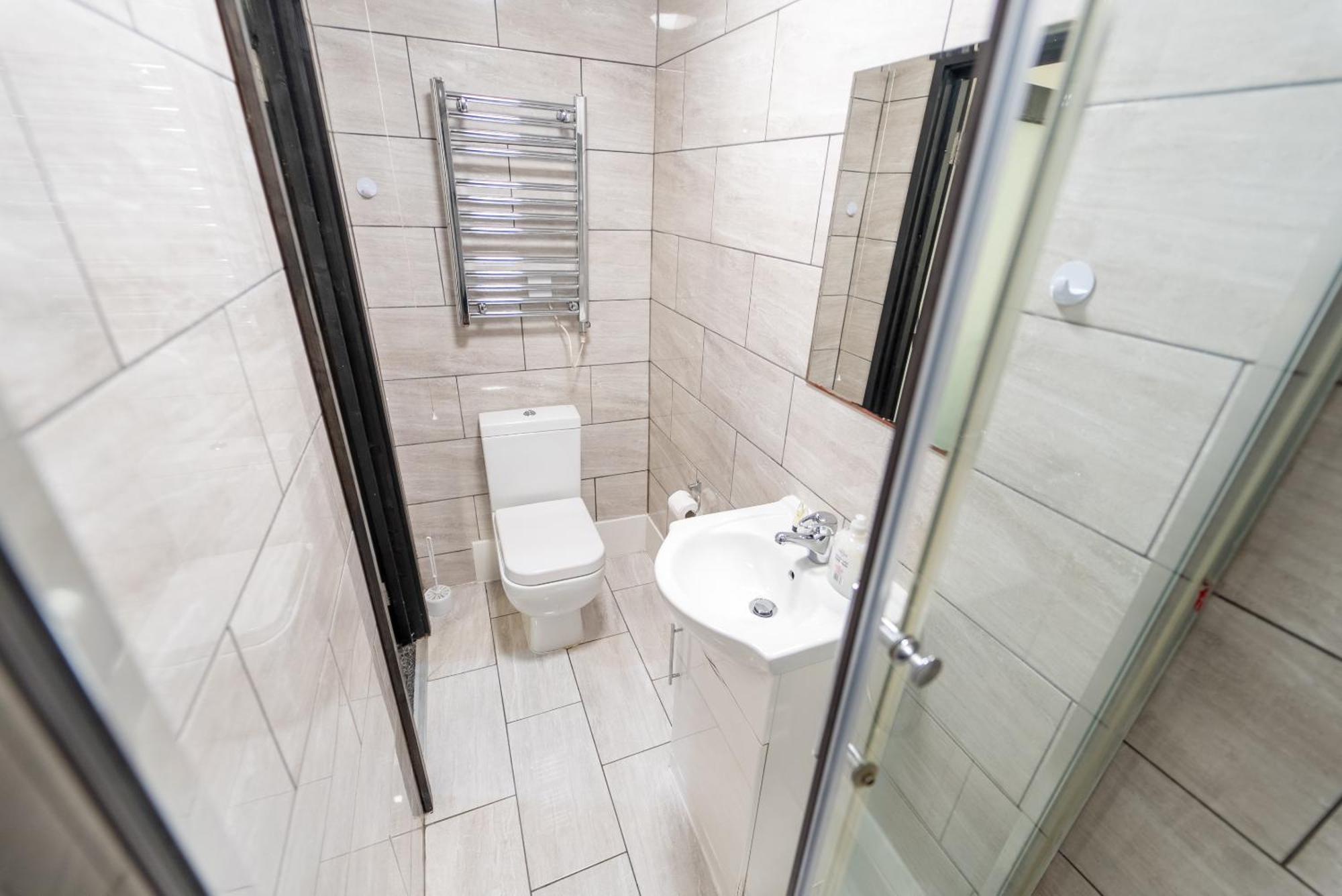 Compact Available Close To Uob And 10mins From The City! Birmingham