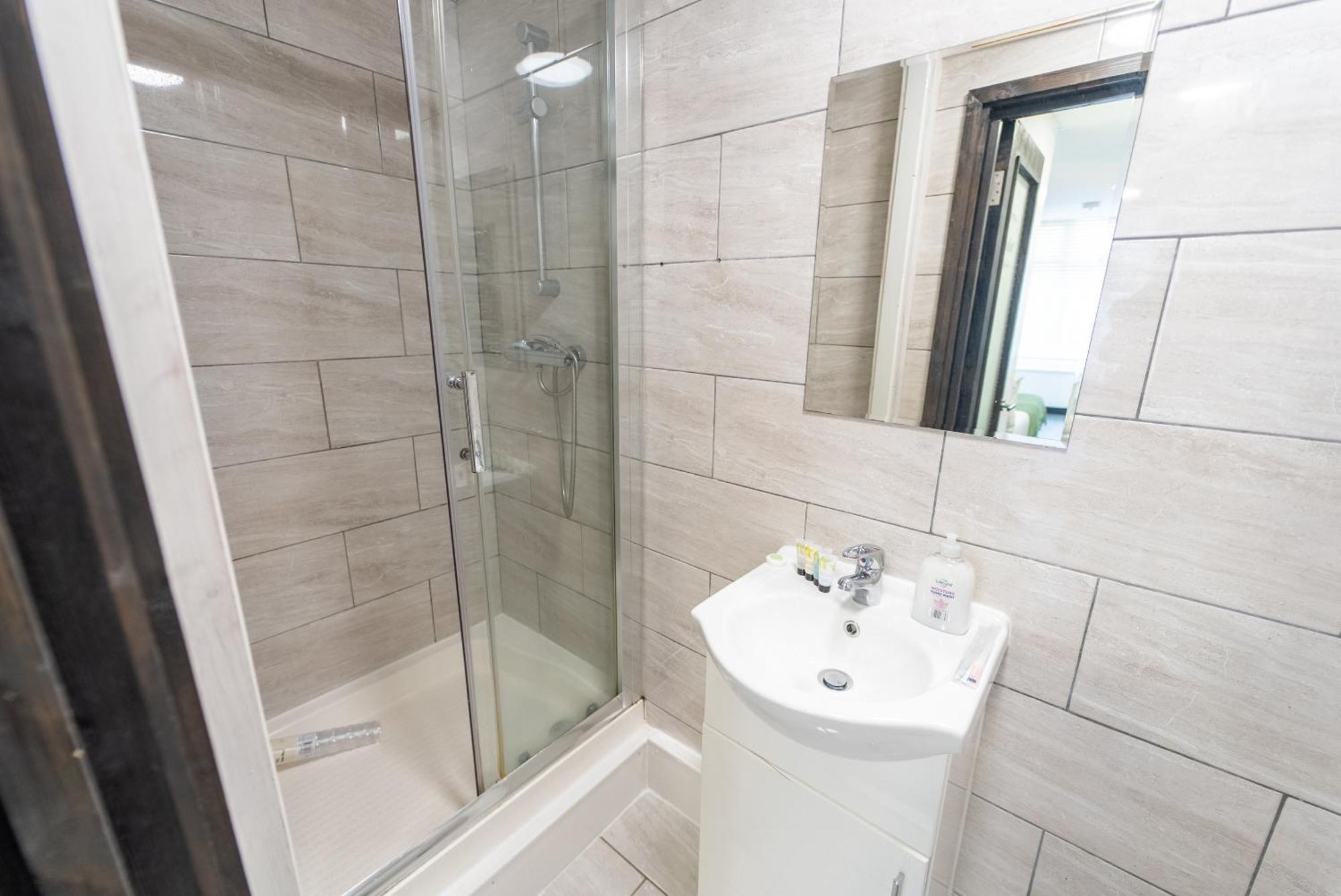 Compact Available Close To Uob And 10mins From The City! *