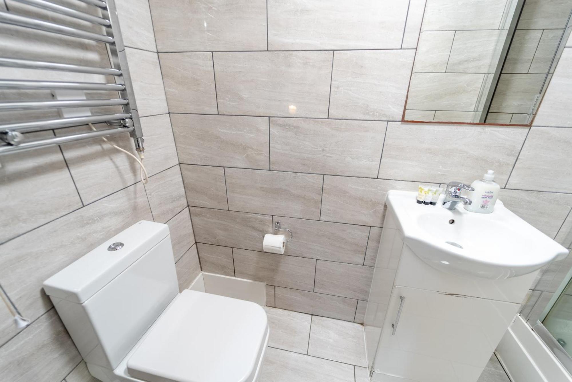 Apartment Compact Available Close To Uob And 10mins From The City!