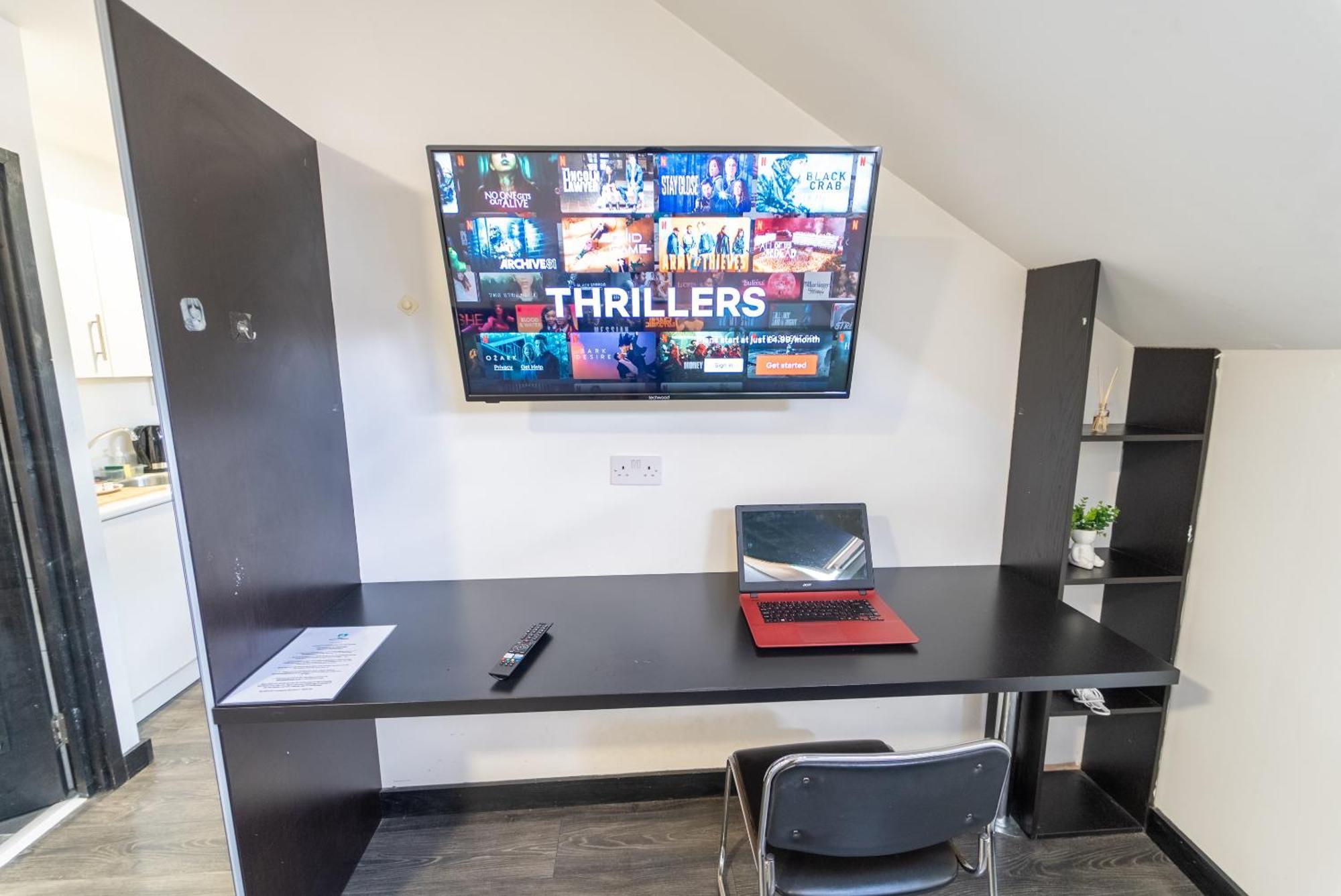 Compact Available Close To Uob And 10mins From The City! *