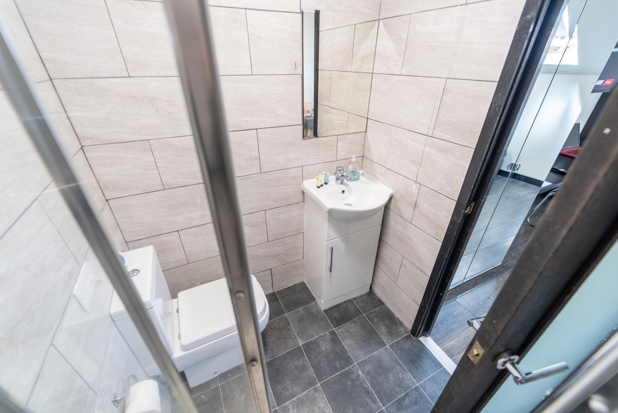 Apartment Compact Available Close To Uob And 10mins From The City!