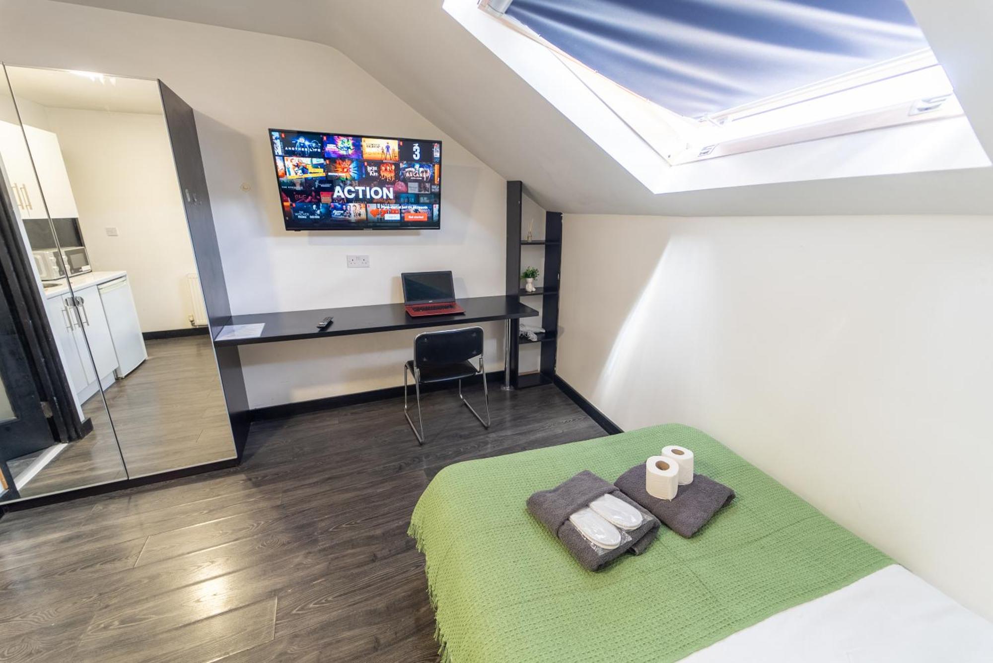 Compact Available Close To Uob And 10mins From The City! *
