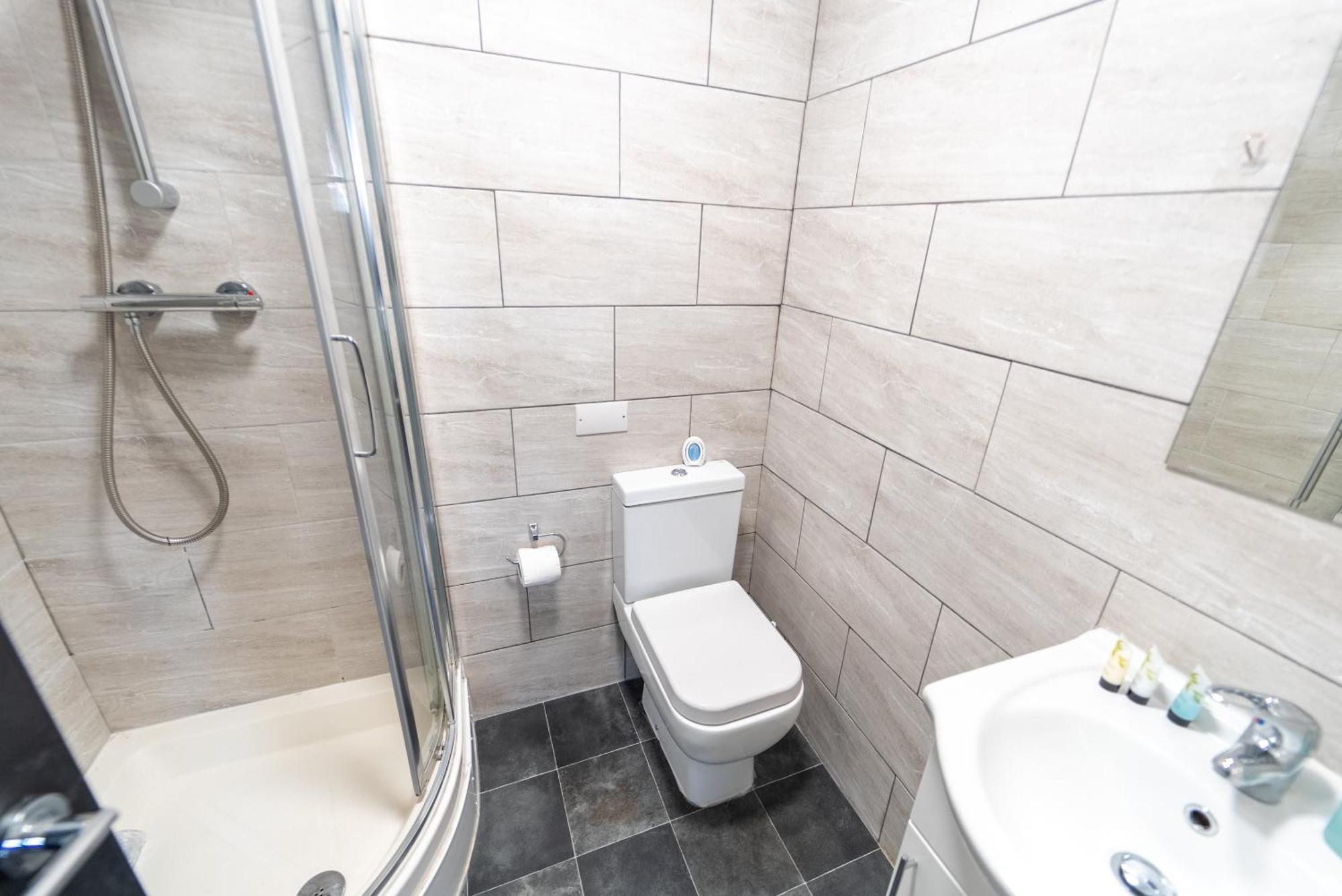 Compact Available Close To Uob And 10mins From The City! Birmingham