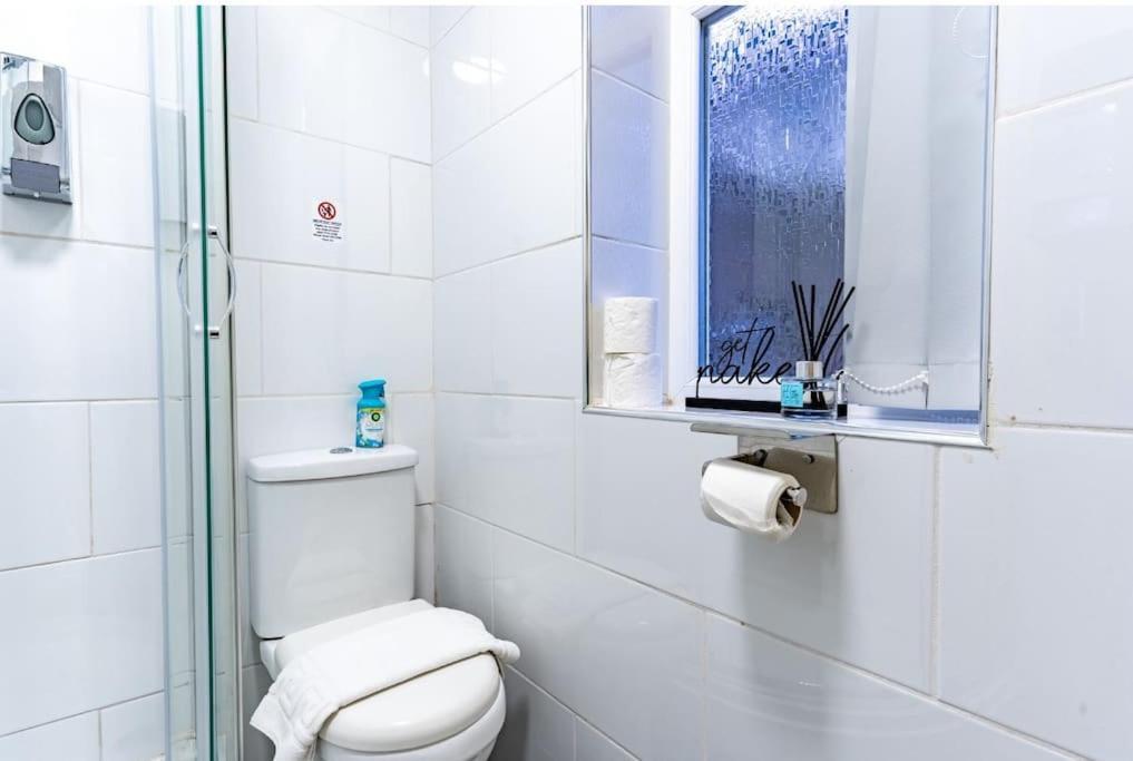 Stylish Flat 40 Percent Off Monthly Parking Apartment