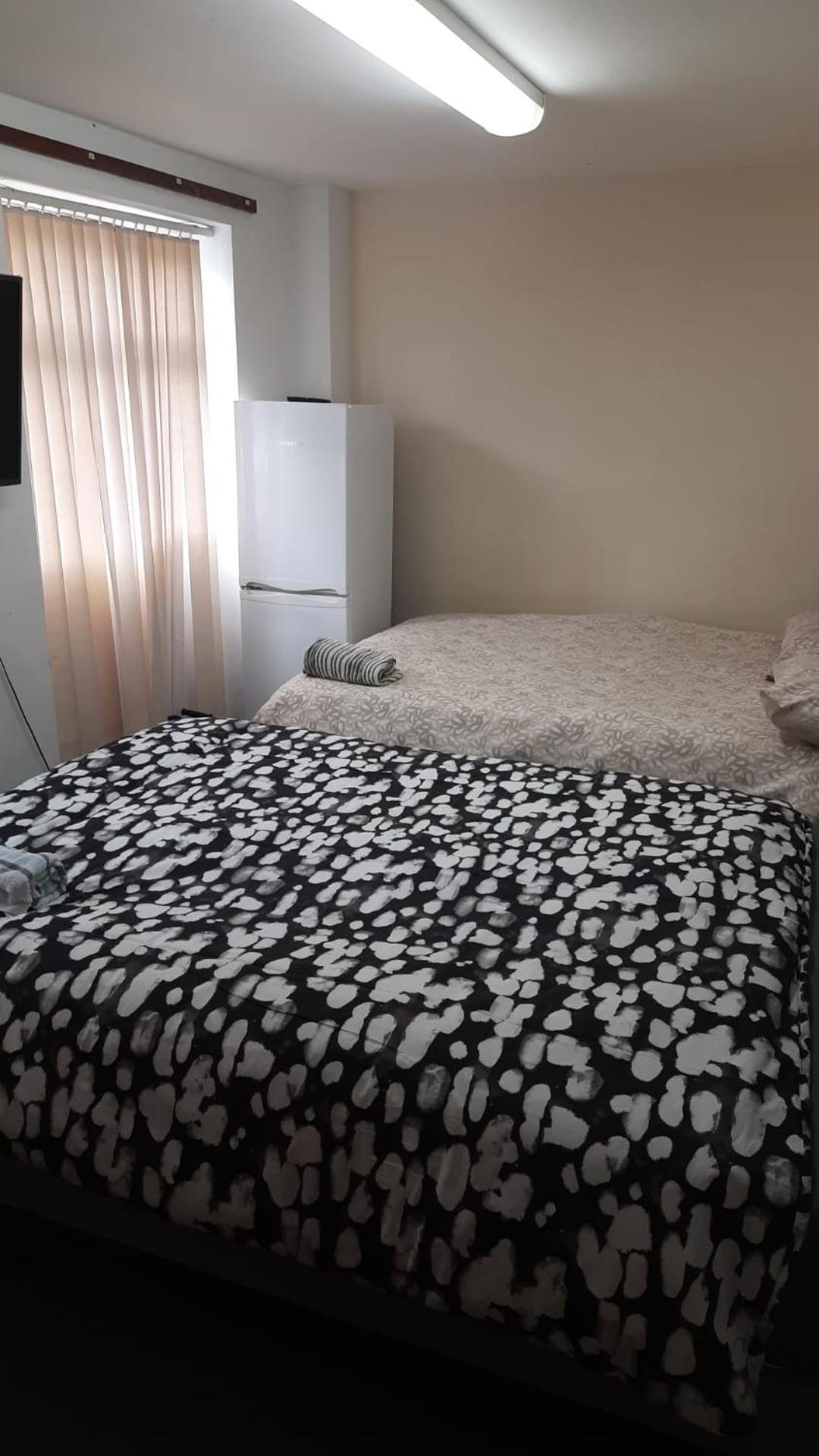 Spacious Twin Double Shared Kitchen & Bathroom *