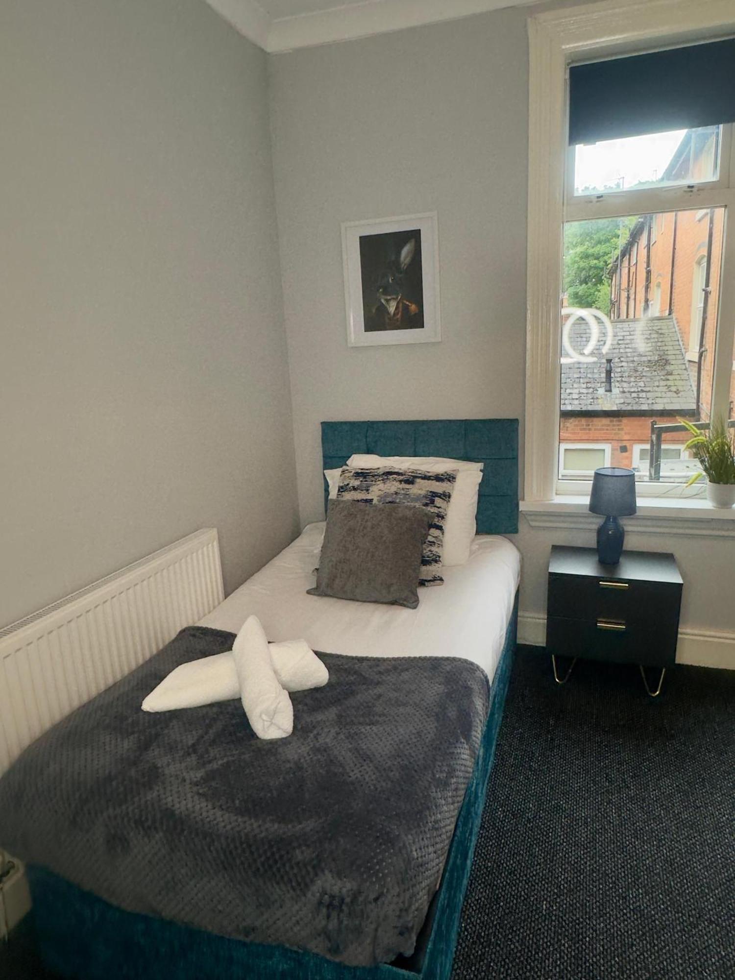 Large 3 Bedroom, 4 Beds, Apartment,near Utilita Arena Free On-site Parking * Birmingham