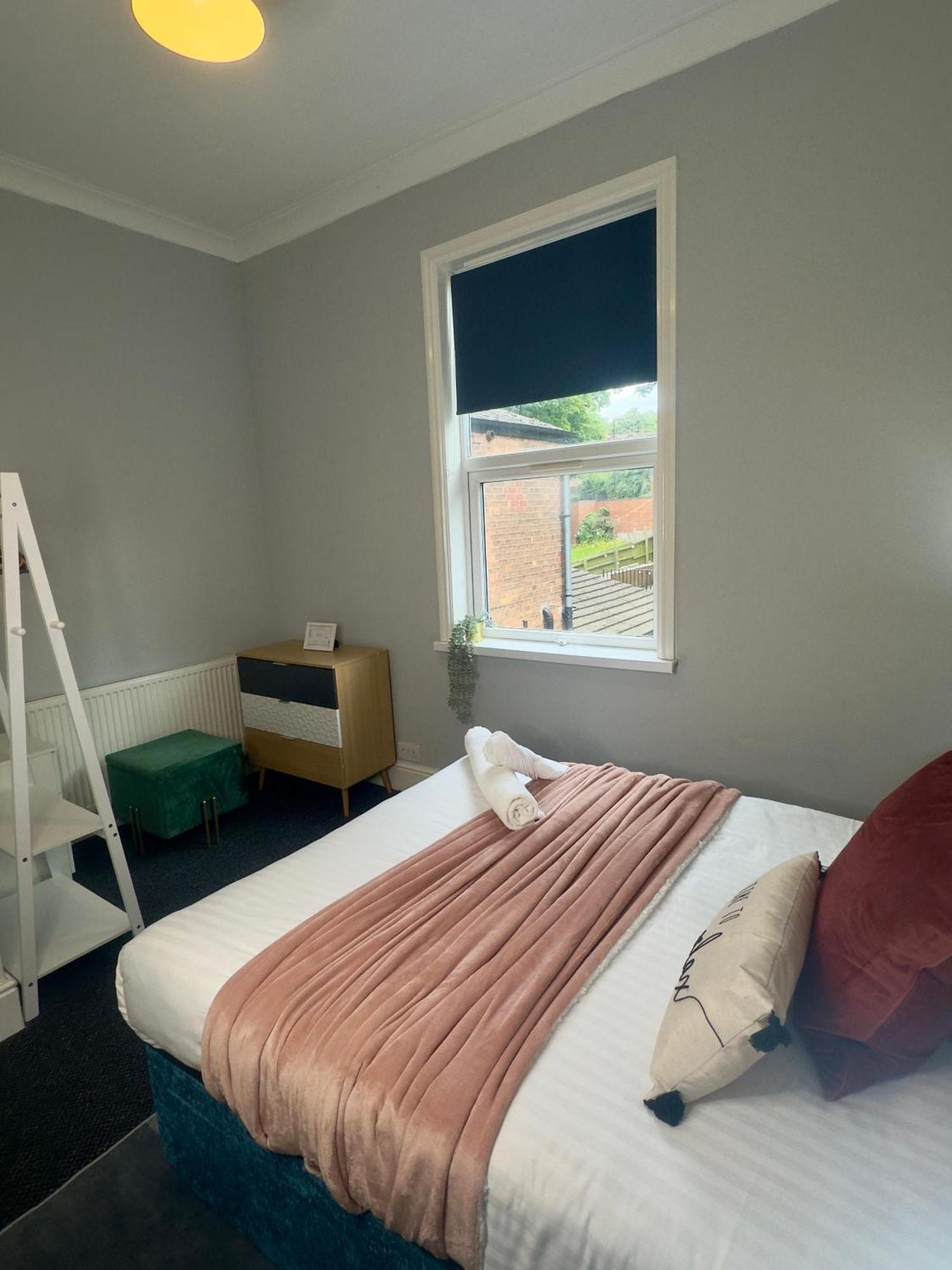 Large 3 Bedroom, 4 Beds, Apartment,near Utilita Arena Free On-site Parking Apartment Birmingham