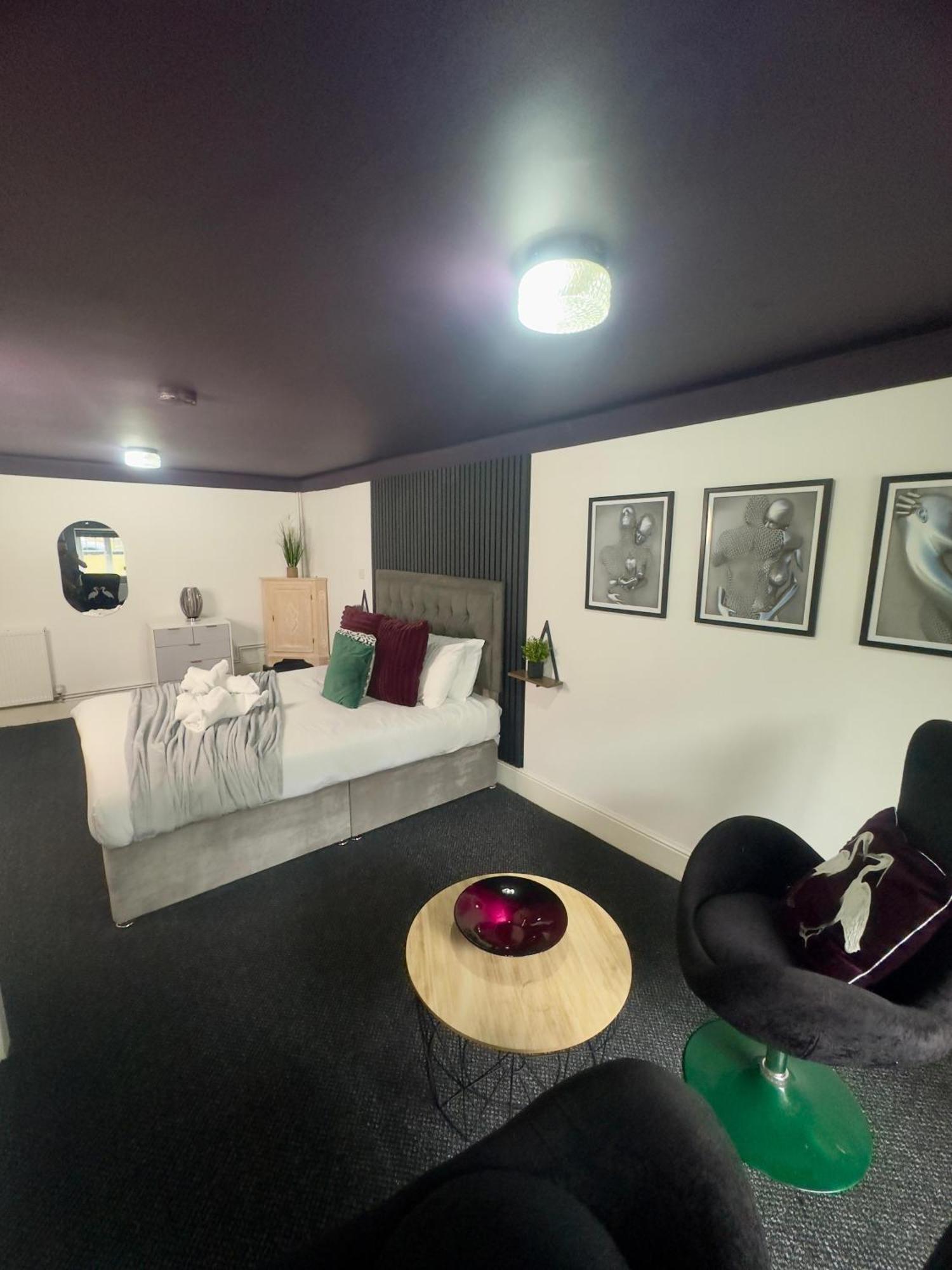 Spacious Duplex With King Sized Bed, Free Onsite Parking, Near Utilita Areana & Icc