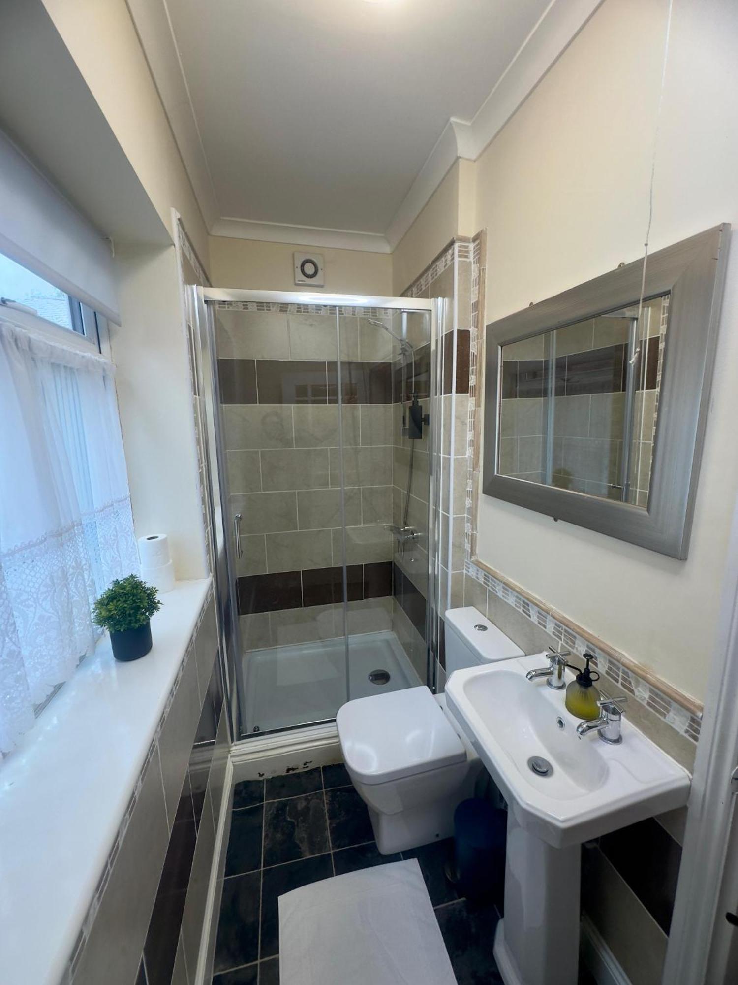 Spacious Duplex With King Sized Bed, Free Onsite Parking, Near Utilita Areana & Icc *