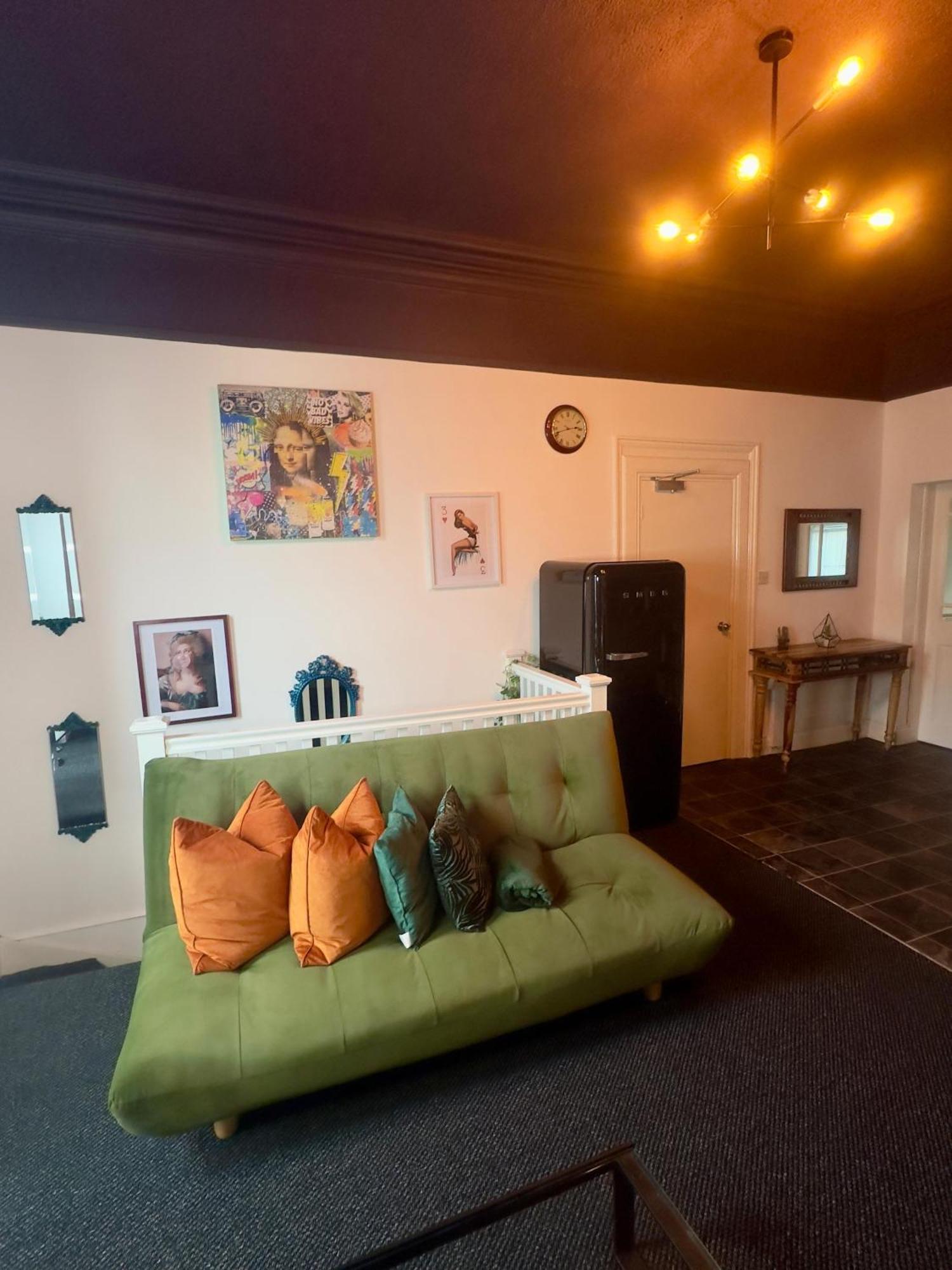 Spacious Duplex With King Sized Bed, Free Onsite Parking, Near Utilita Areana & Icc Apartment *