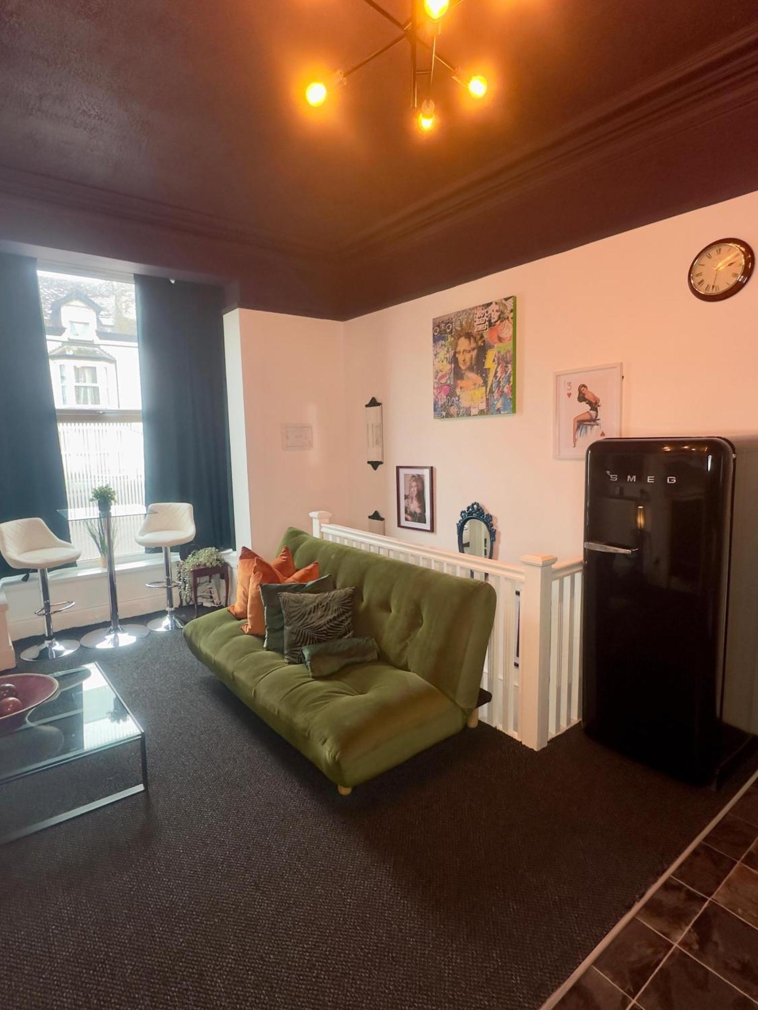 Spacious Duplex With King Sized Bed, Free Onsite Parking, Near Utilita Areana & Icc *