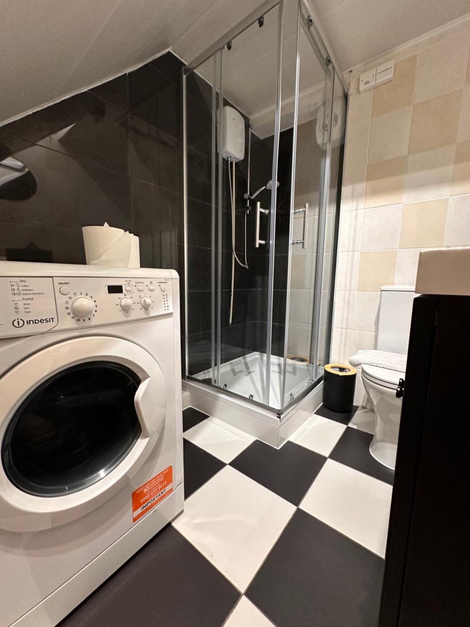 R2 - Elegant Private Opposite Queen Elizabeth Hospital - Harborne * Birmingham