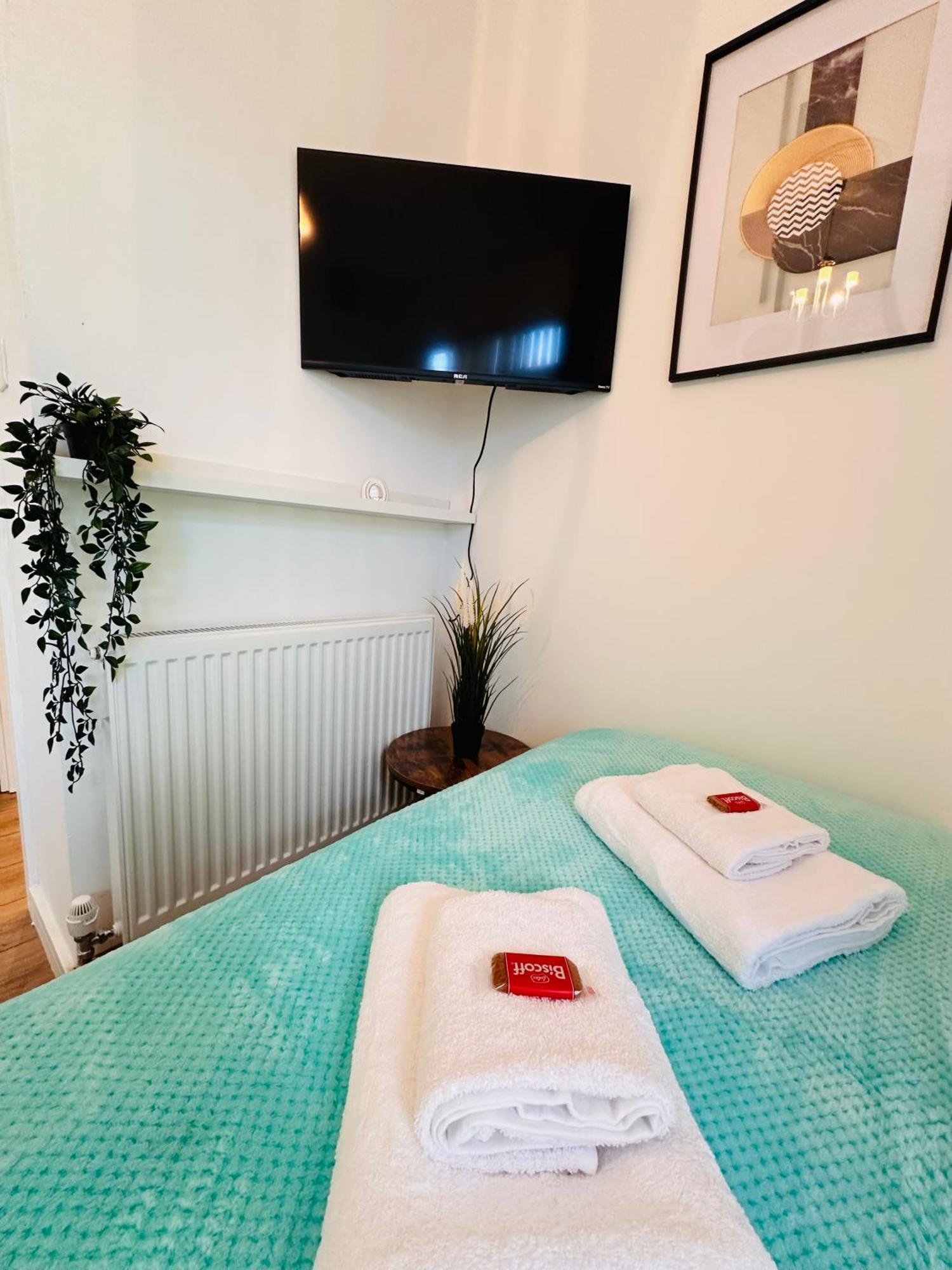 R2 - Elegant Private Opposite Queen Elizabeth Hospital - Harborne * Birmingham