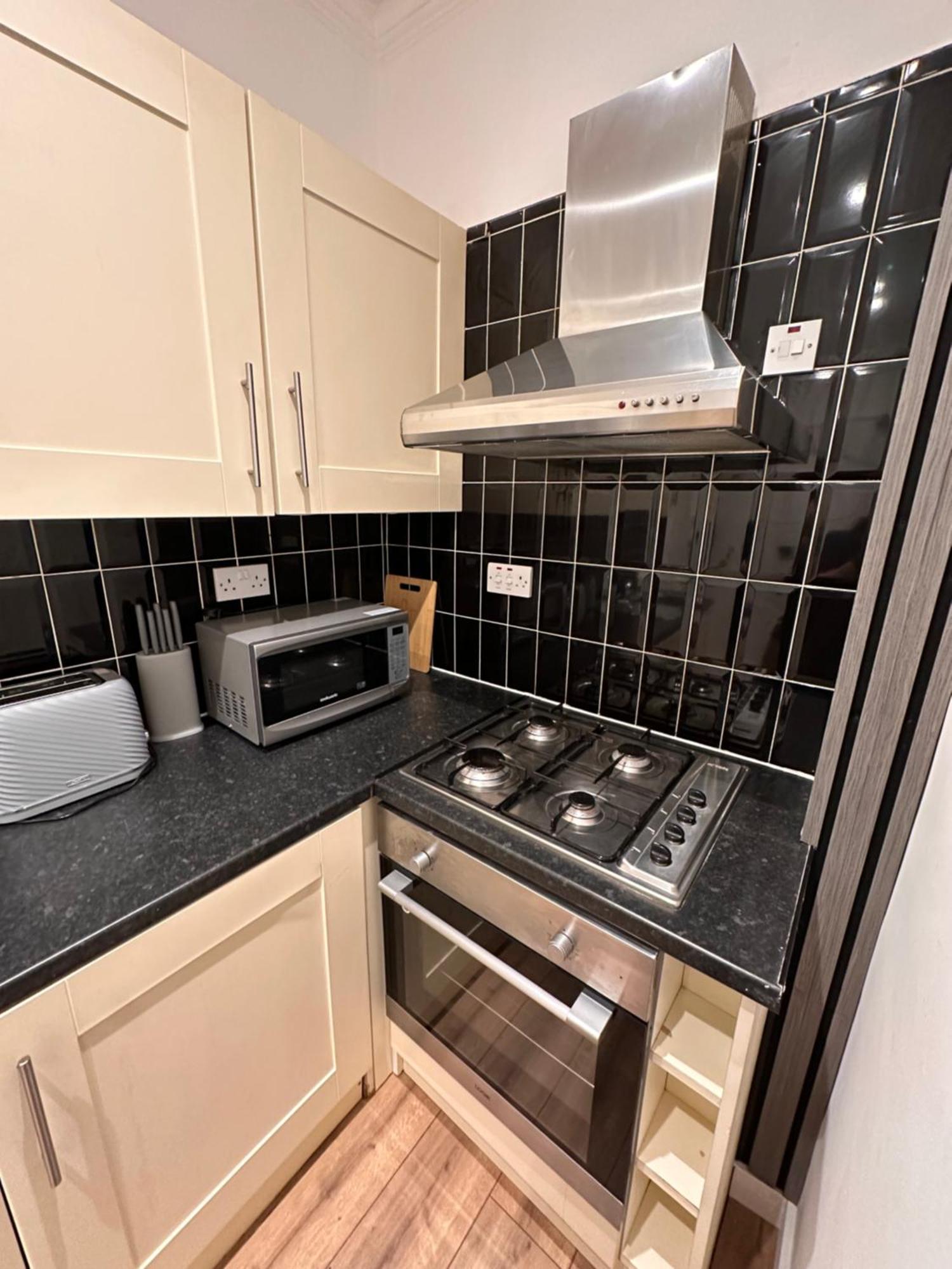 R2 - Elegant Private Opposite Queen Elizabeth Hospital - Harborne Birmingham