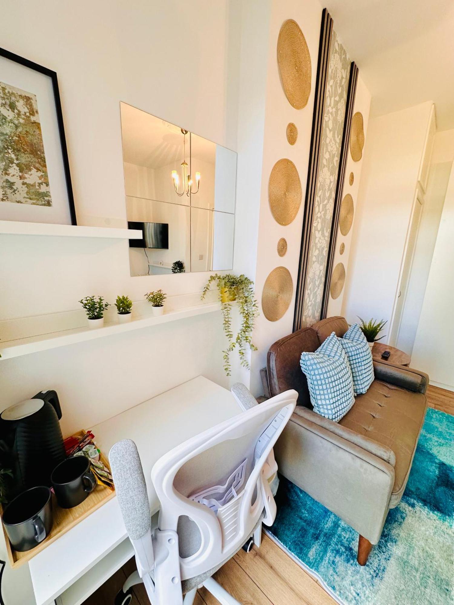 R2 - Elegant Private Opposite Queen Elizabeth Hospital - Harborne *