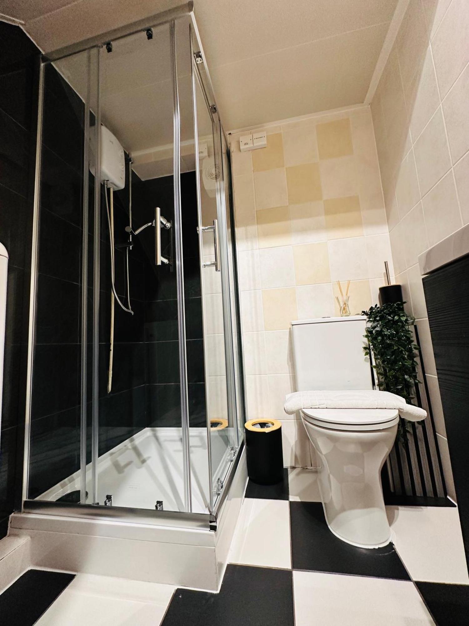 R2 - Elegant Private Opposite Queen Elizabeth Hospital - Harborne Guest house *