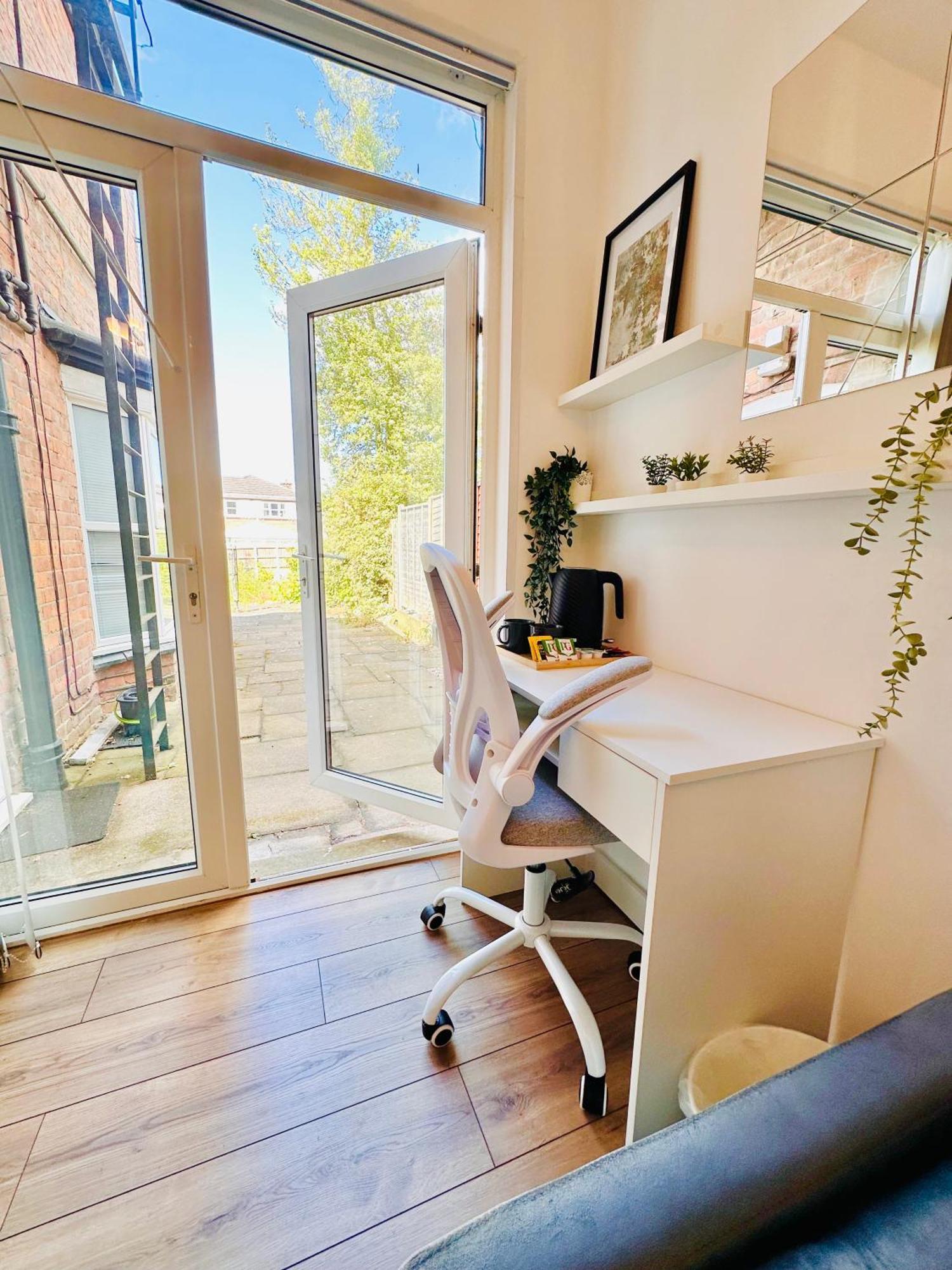 R2 - Elegant Private Opposite Queen Elizabeth Hospital - Harborne * Birmingham