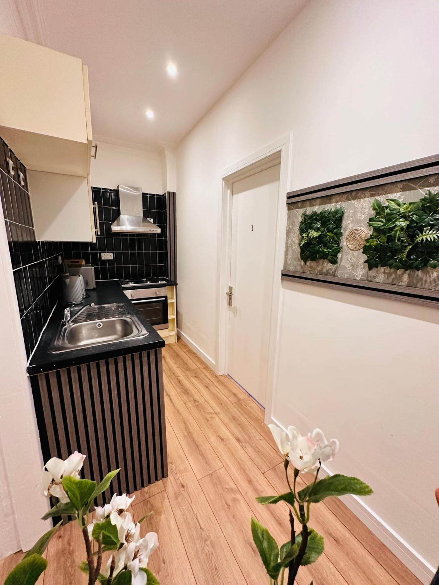 R2 - Elegant Private Opposite Queen Elizabeth Hospital - Harborne * Birmingham