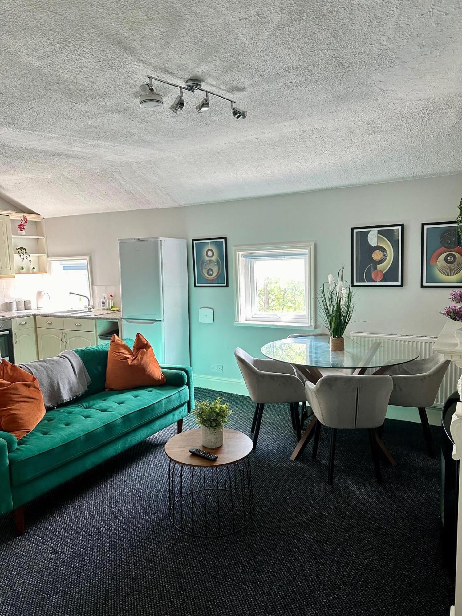 Elegant 5 Bedrooms Split Level Apartment
